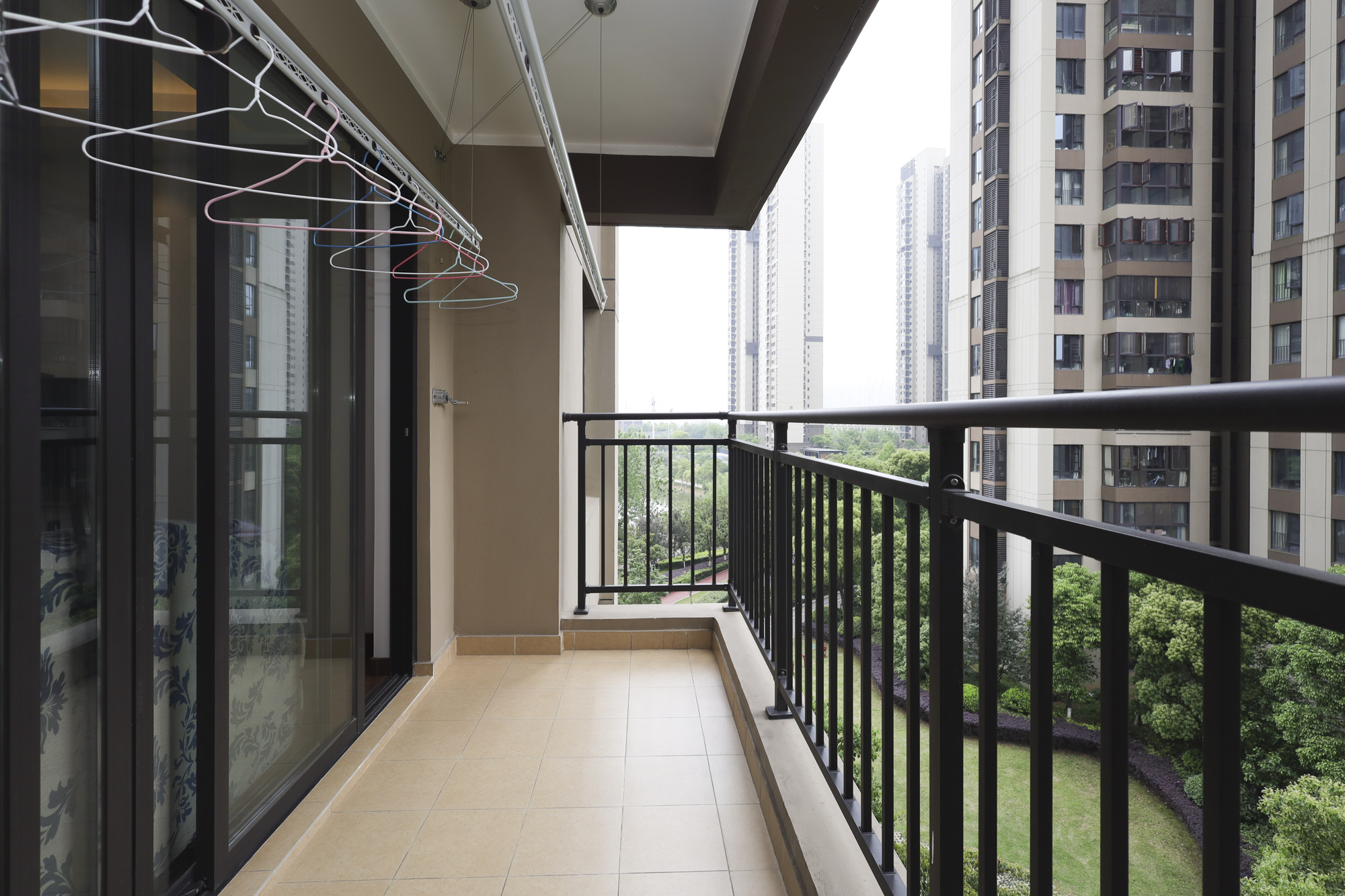 万科里金域国际  4室2厅2卫    315.0万阳台