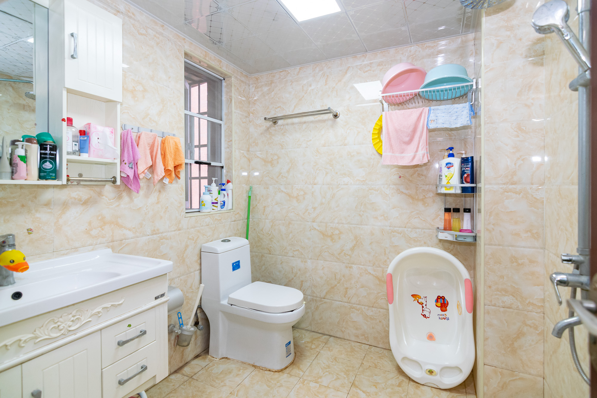 新城国际花都  3室2厅1卫   81.00万卫生间