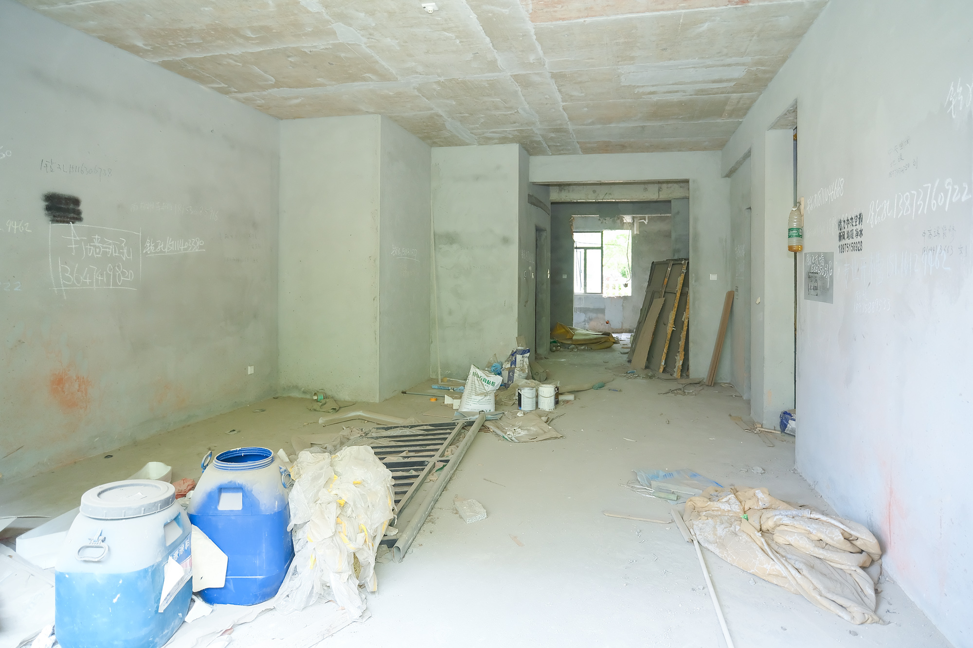 艾美潇湘  5室2厅1卫   167.80万 艾美潇湘  5室2厅1卫   167.80万客厅