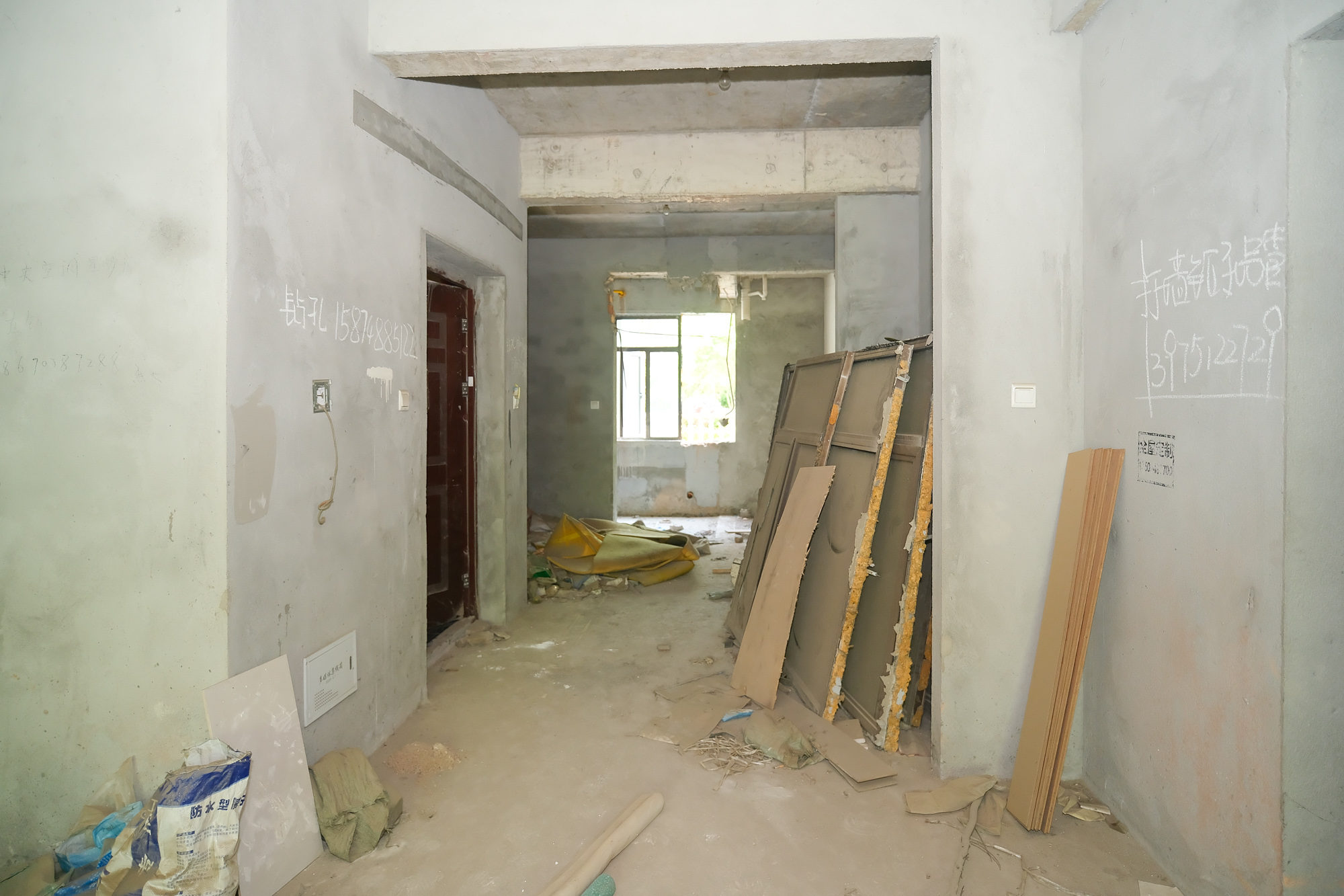 艾美潇湘  5室2厅1卫   167.80万 艾美潇湘  5室2厅1卫   167.80万客厅