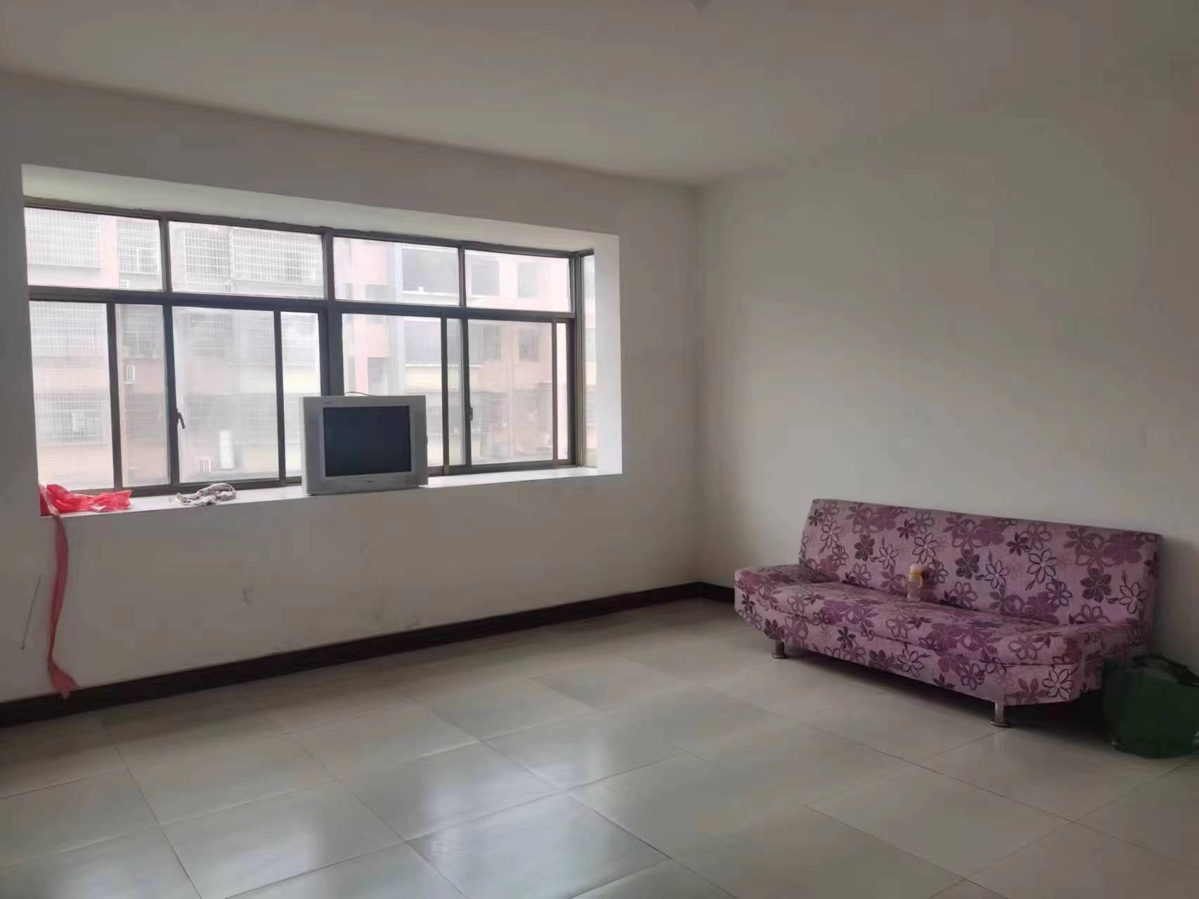 新公安局民警住宅小区 4室2厅2卫 1600.00元/月 新公安局民警住宅小区 4室2厅2卫 1600.00元/月室内图