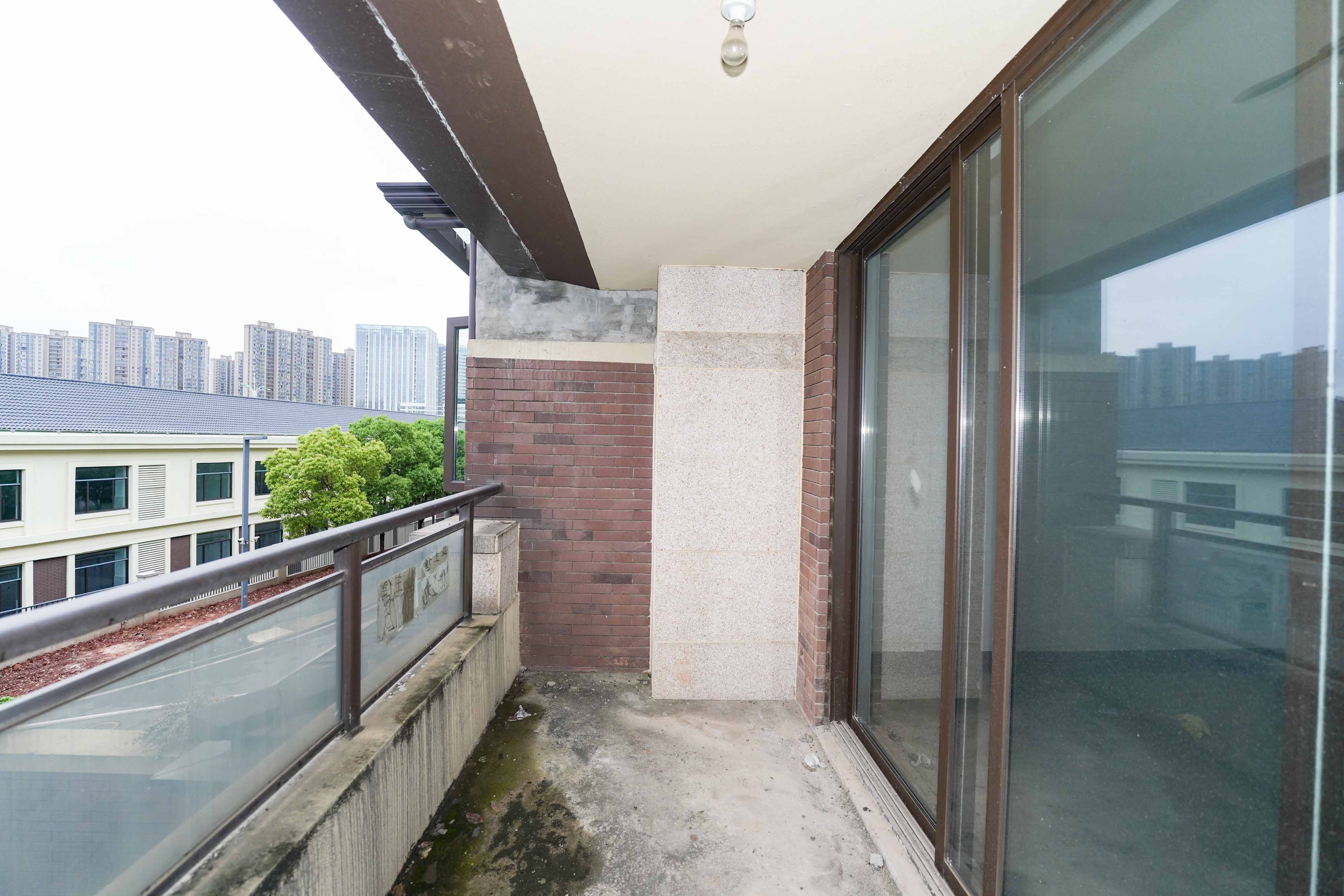 保利城（中航城国际社区、郡原美村）  4室2厅2卫   346.00万阳台