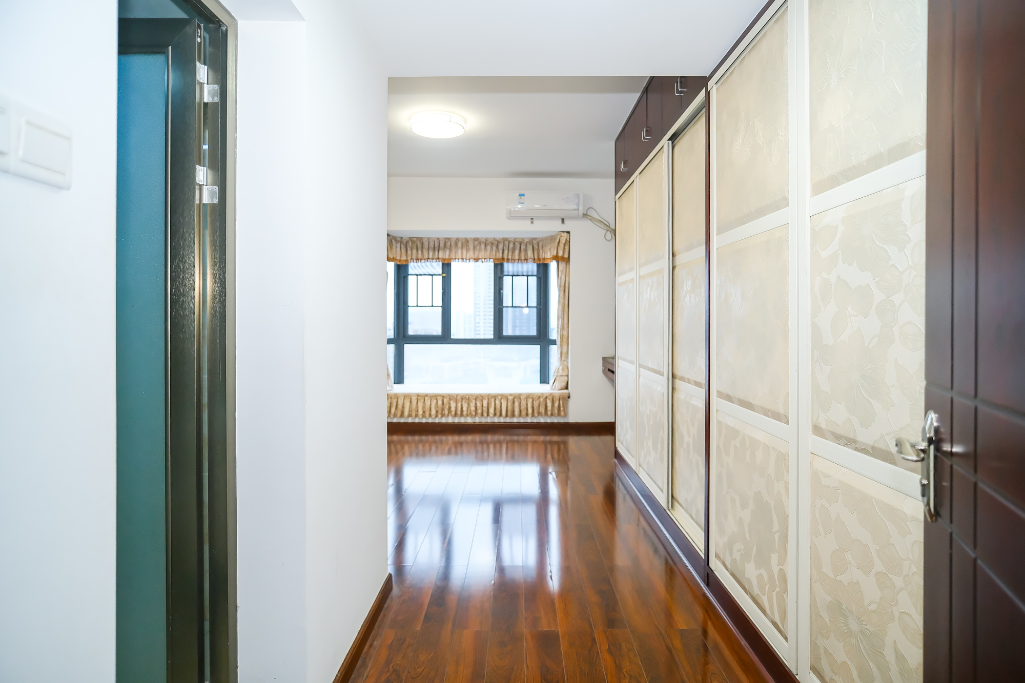 阳光紫薇园 8室2厅5卫 256.80万 阳光紫薇园 8室2厅5卫 256.80万卧室