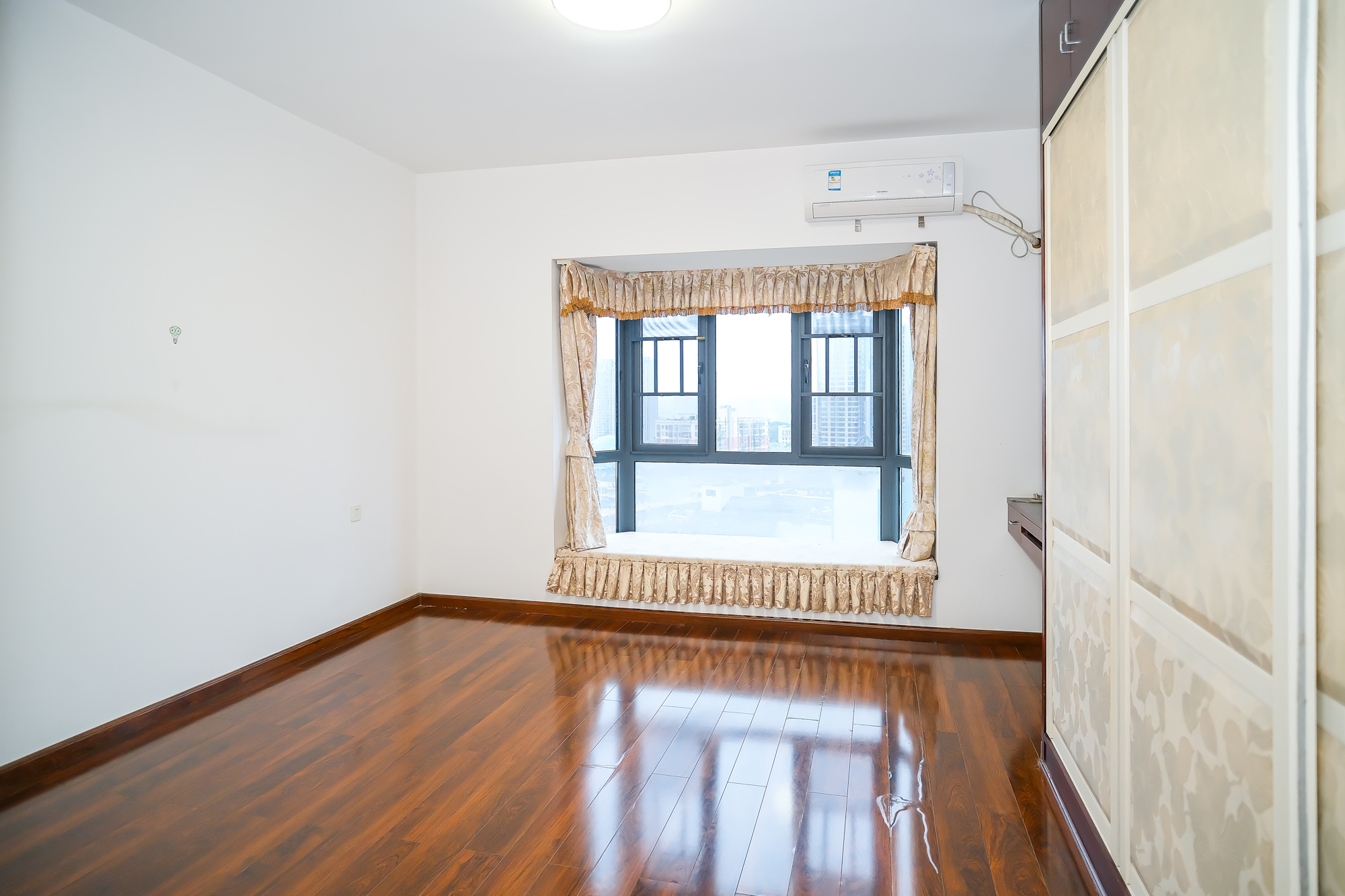 阳光紫薇园 8室2厅5卫 256.80万 阳光紫薇园 8室2厅5卫 256.80万卧室