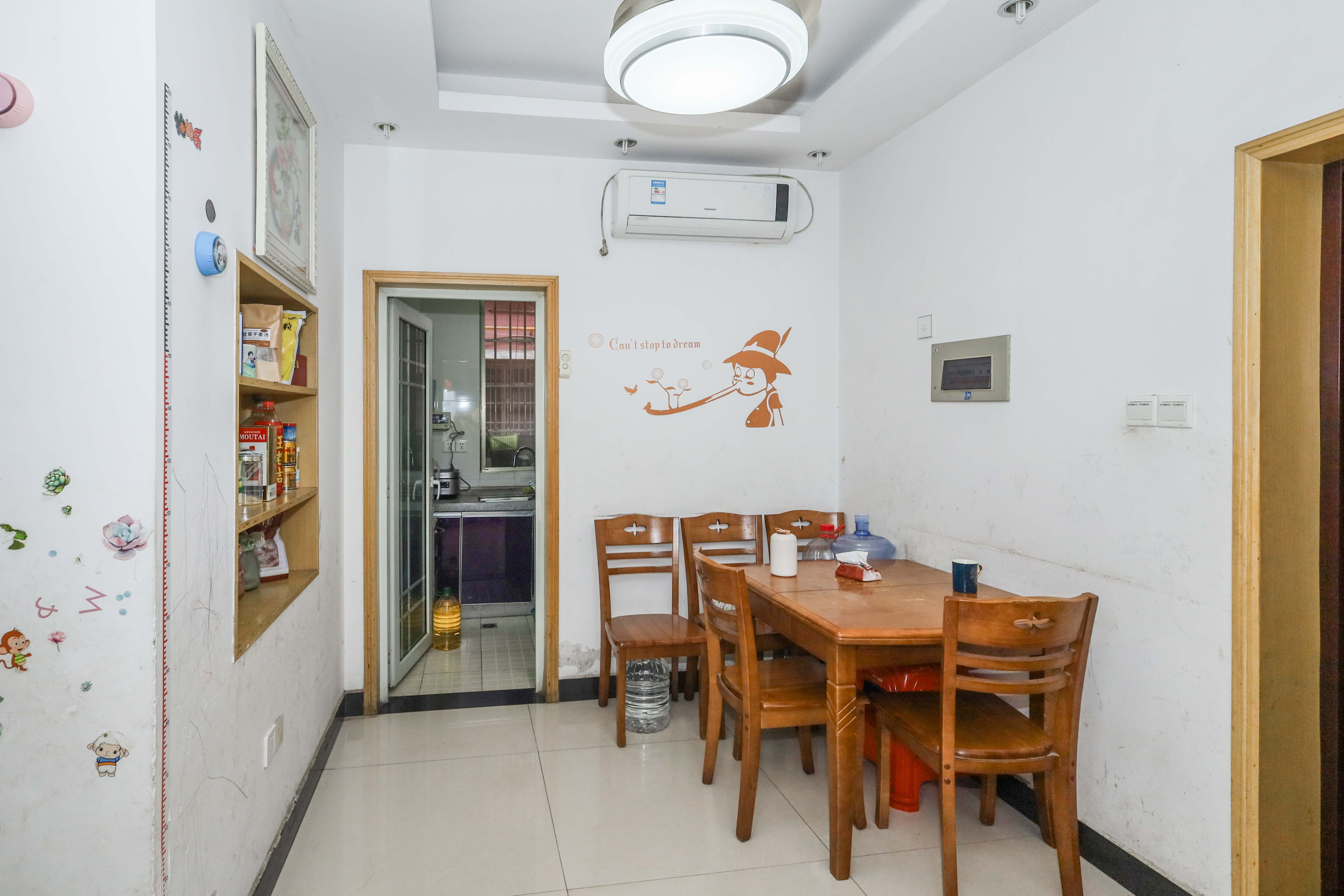 雷锋机电市场一期  2室2厅1卫   50.00万 雷锋机电市场一期  2室2厅1卫   50.00万客厅