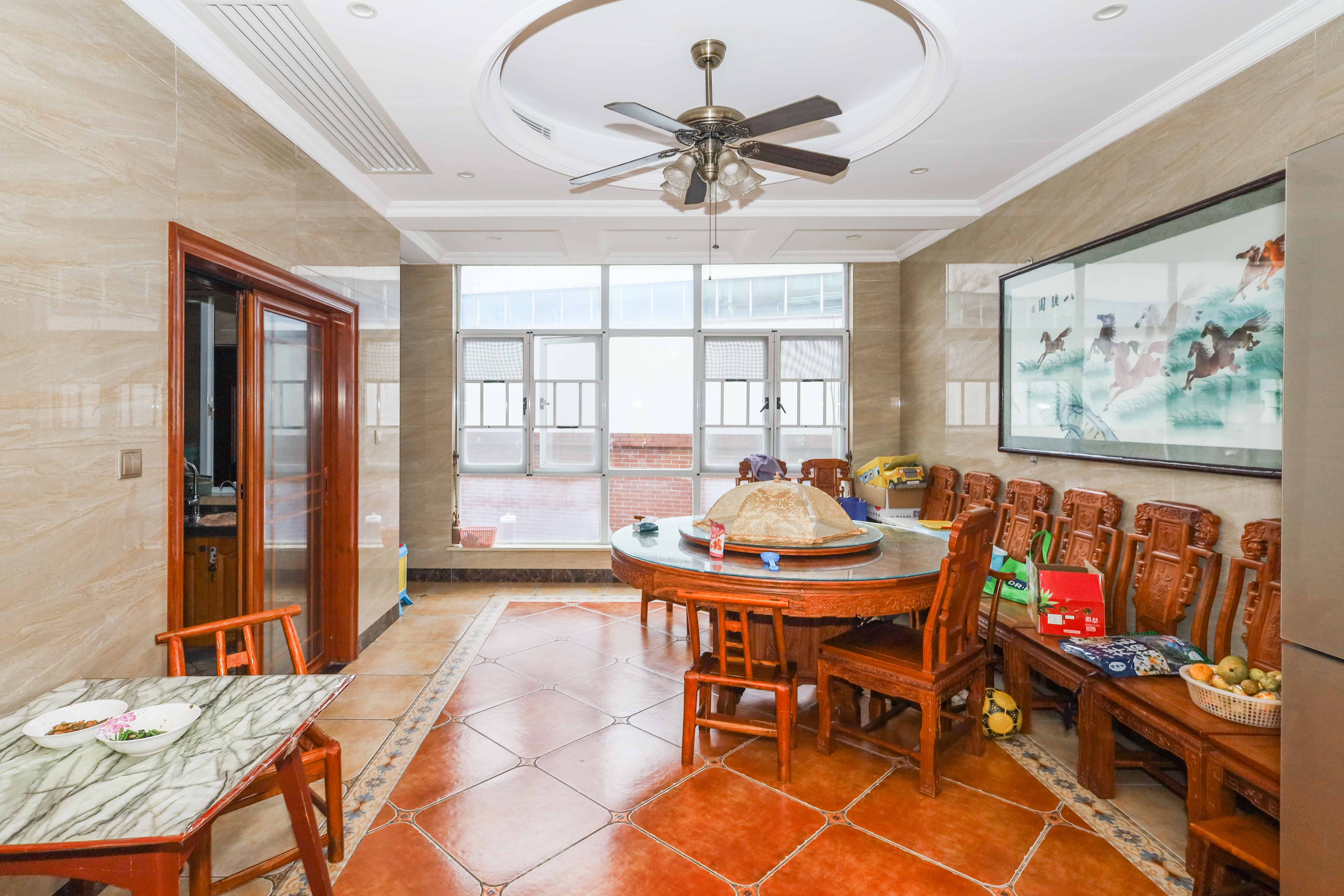 山水英伦  5室2厅3卫   346.00万 山水英伦  5室2厅3卫   346.00万客厅