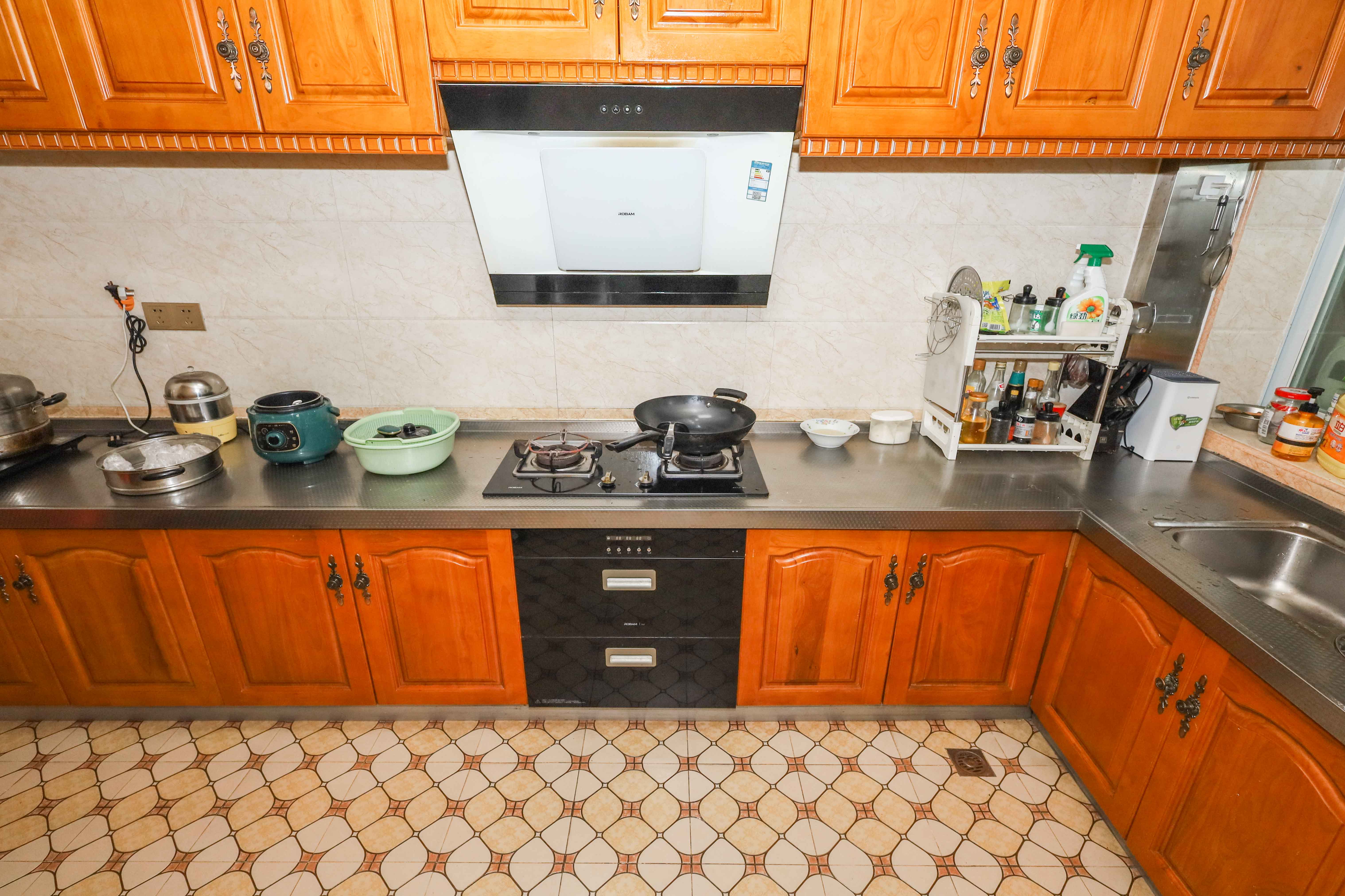 山水英伦  5室2厅3卫   346.00万 山水英伦  5室2厅3卫   346.00万厨房