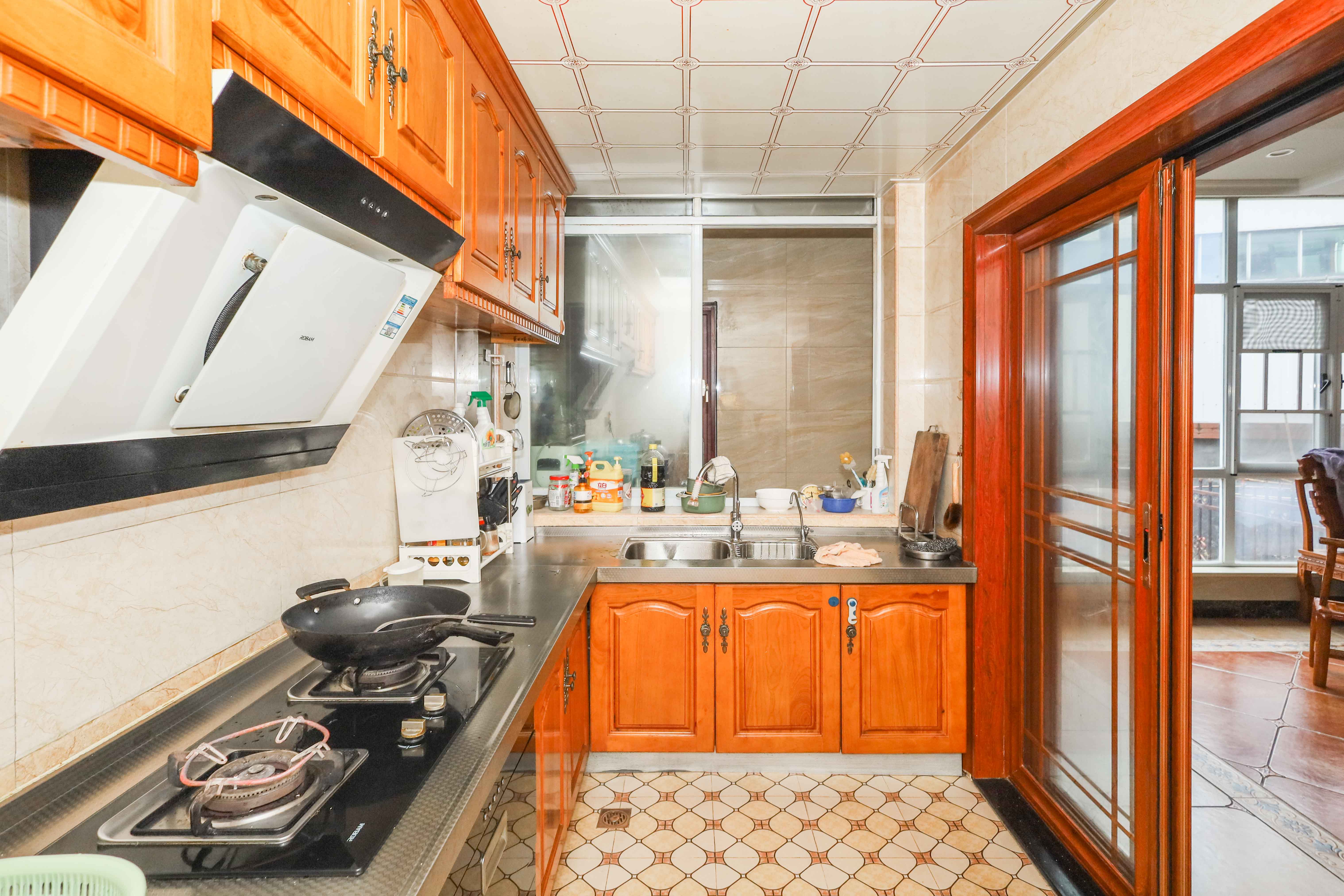 山水英伦  5室2厅3卫   346.00万 山水英伦  5室2厅3卫   346.00万厨房