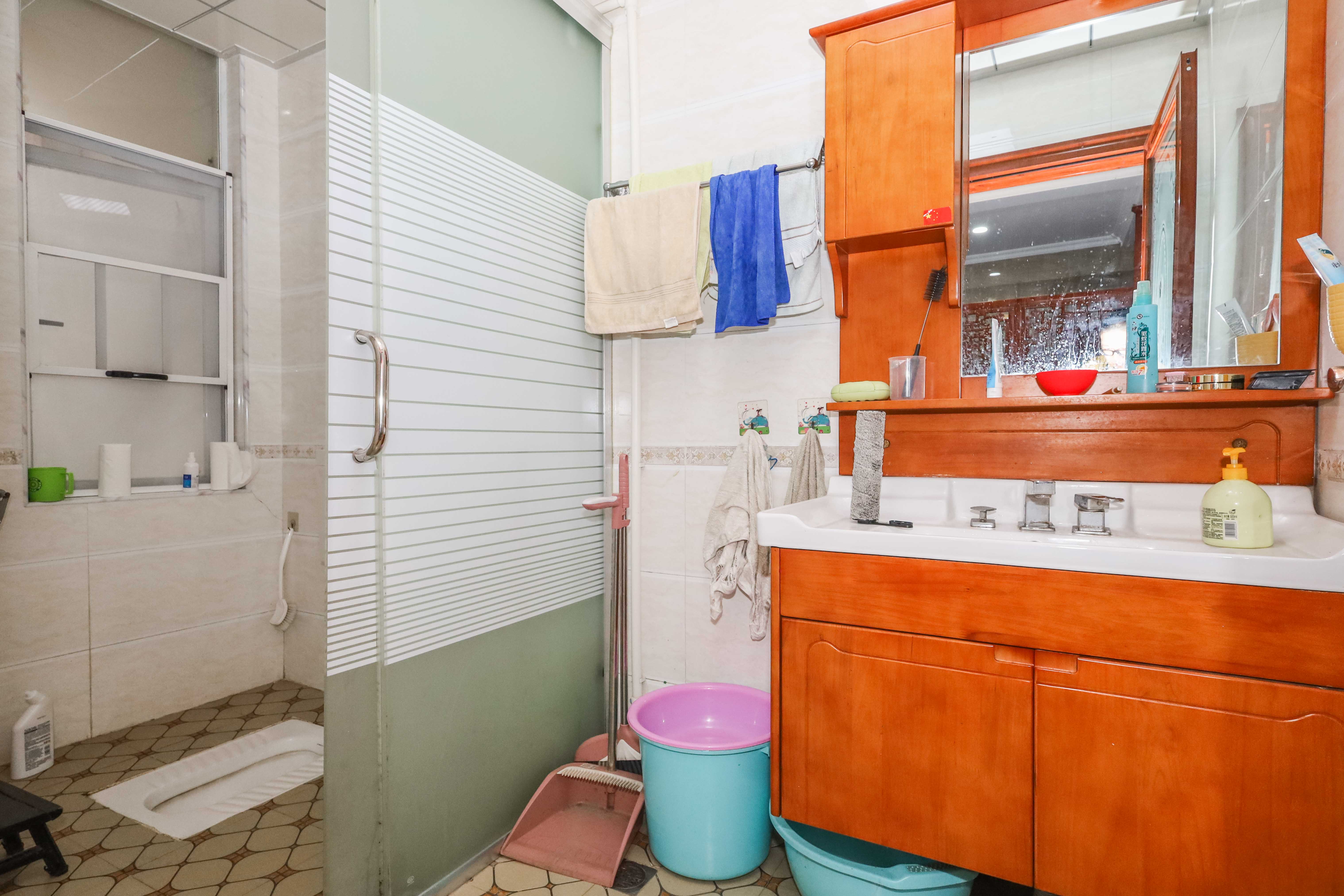 山水英伦  5室2厅3卫   346.00万 山水英伦  5室2厅3卫   346.00万卫生间