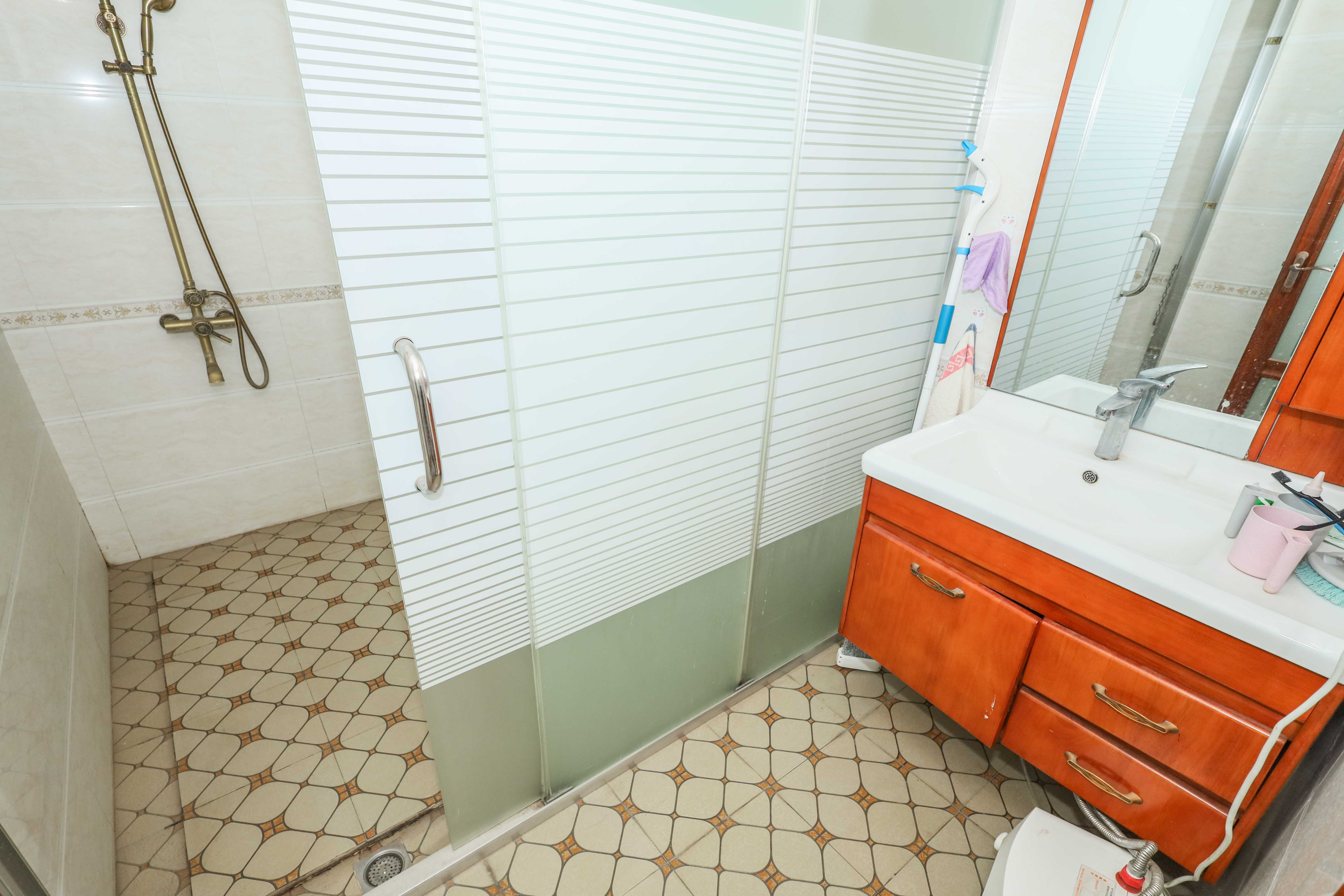 山水英伦  5室2厅3卫   346.00万 山水英伦  5室2厅3卫   346.00万卫生间