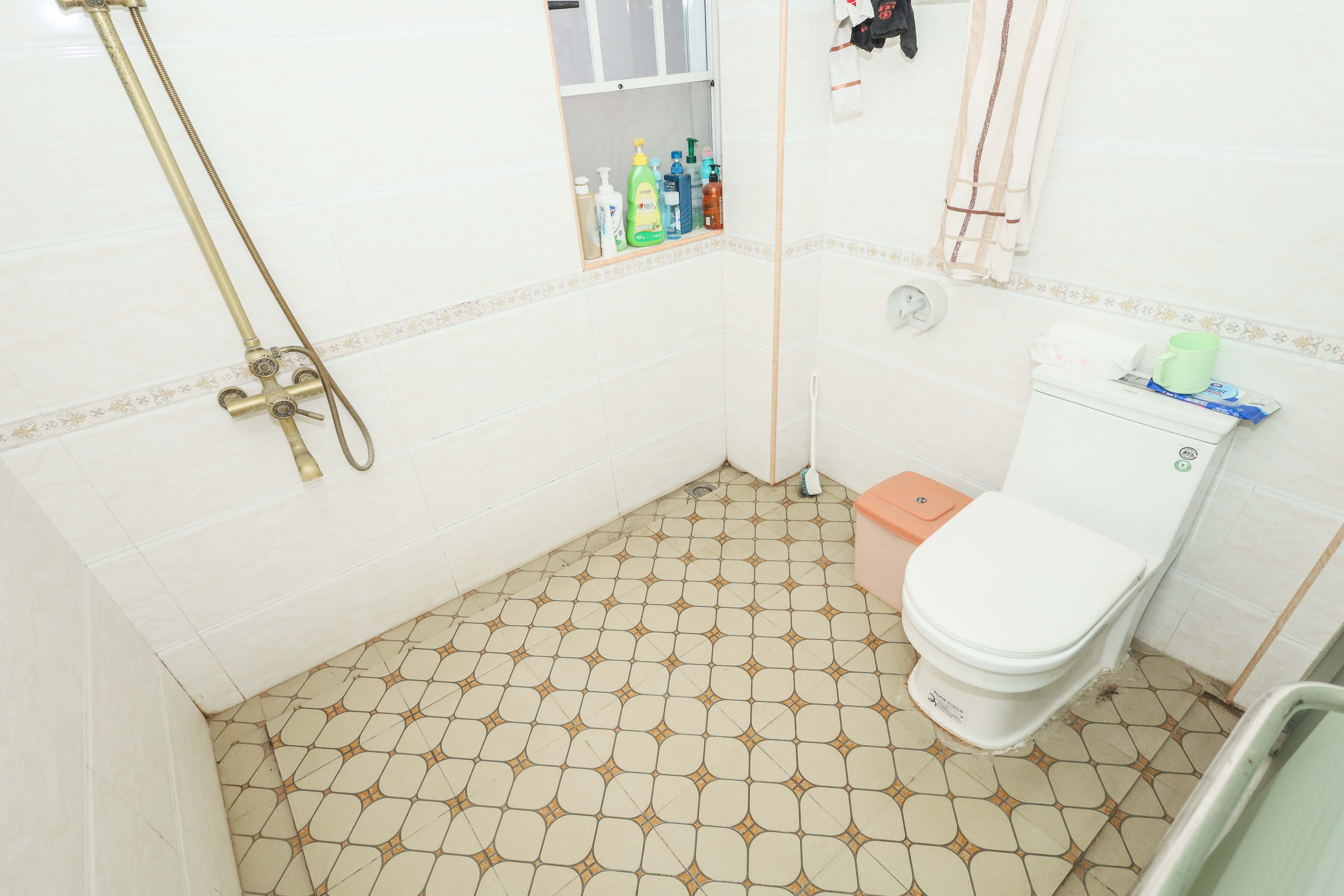 山水英伦  5室2厅3卫   346.00万 山水英伦  5室2厅3卫   346.00万卫生间