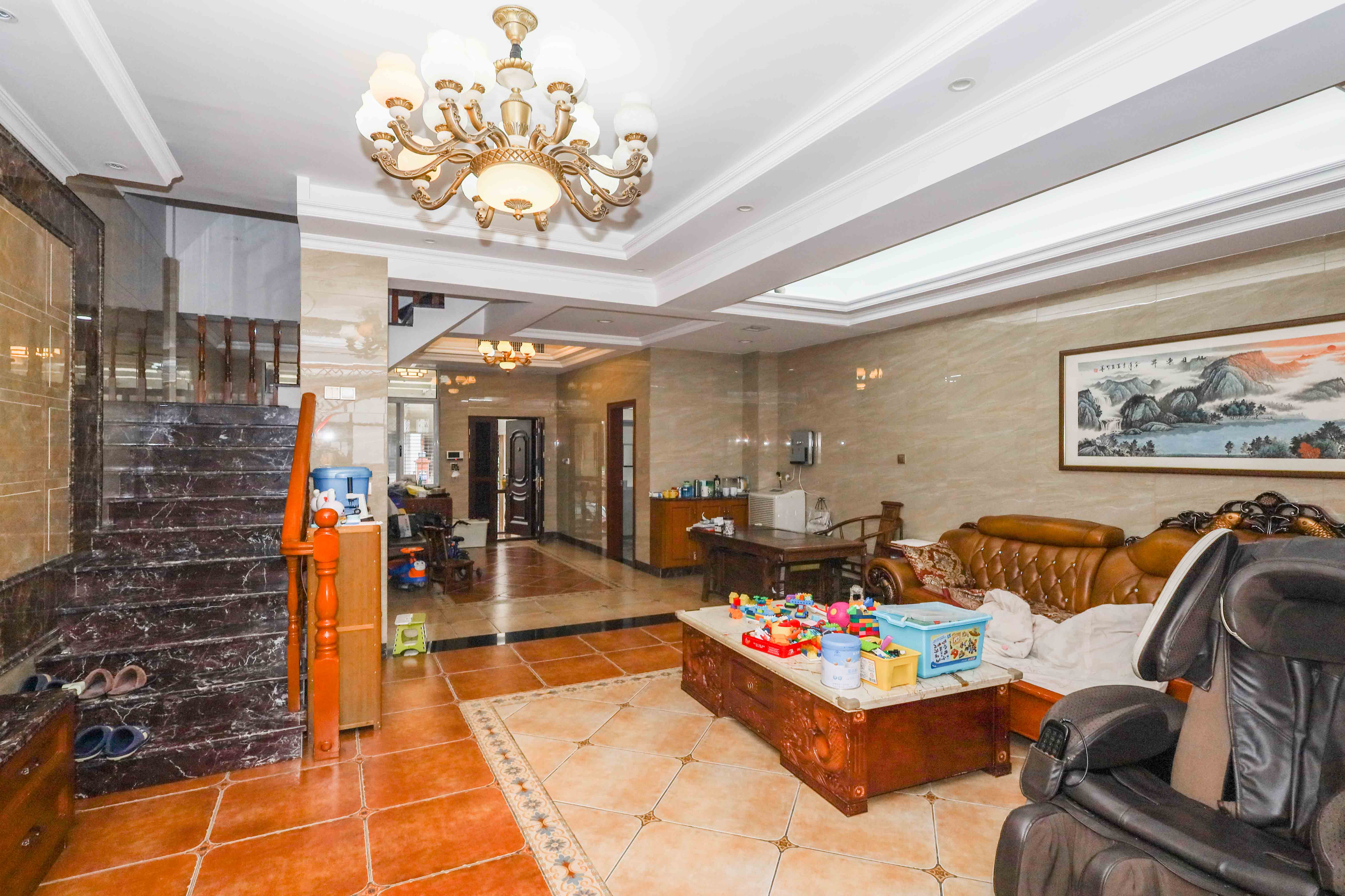 山水英伦  5室2厅3卫   346.00万 山水英伦  5室2厅3卫   346.00万客厅