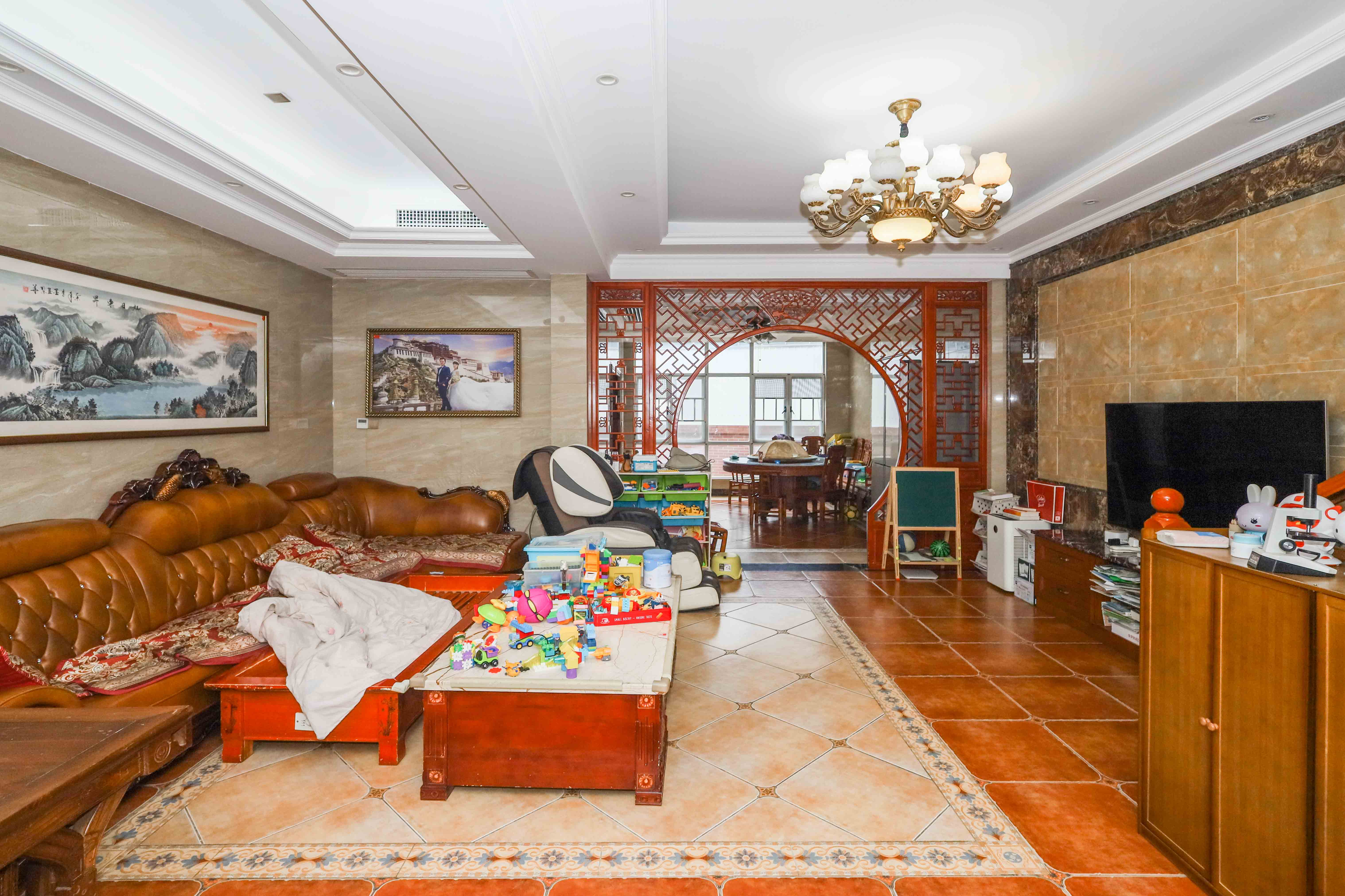 山水英伦  5室2厅3卫   346.00万 山水英伦  5室2厅3卫   346.00万客厅