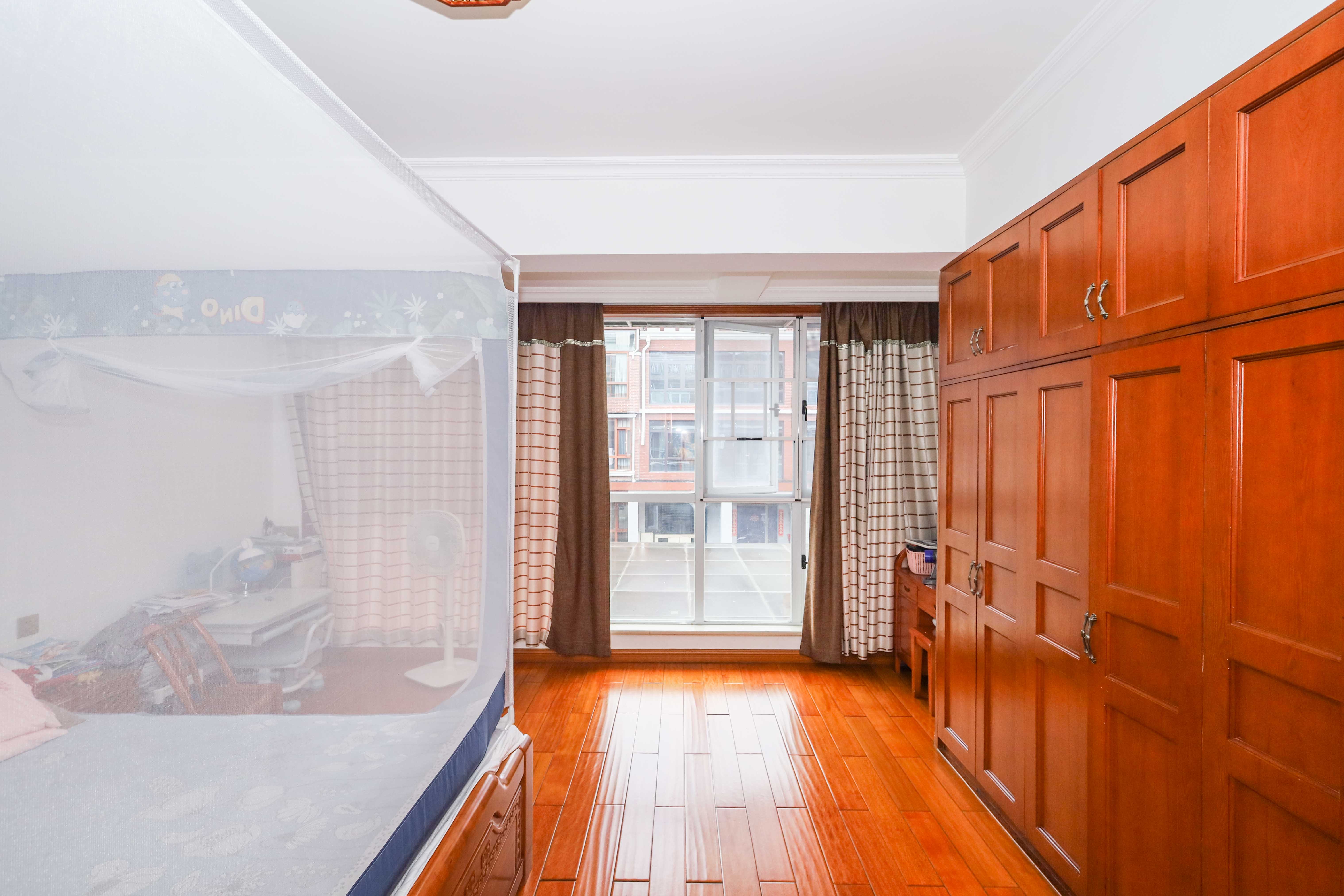 山水英伦  5室2厅3卫   346.00万 山水英伦  5室2厅3卫   346.00万卧室