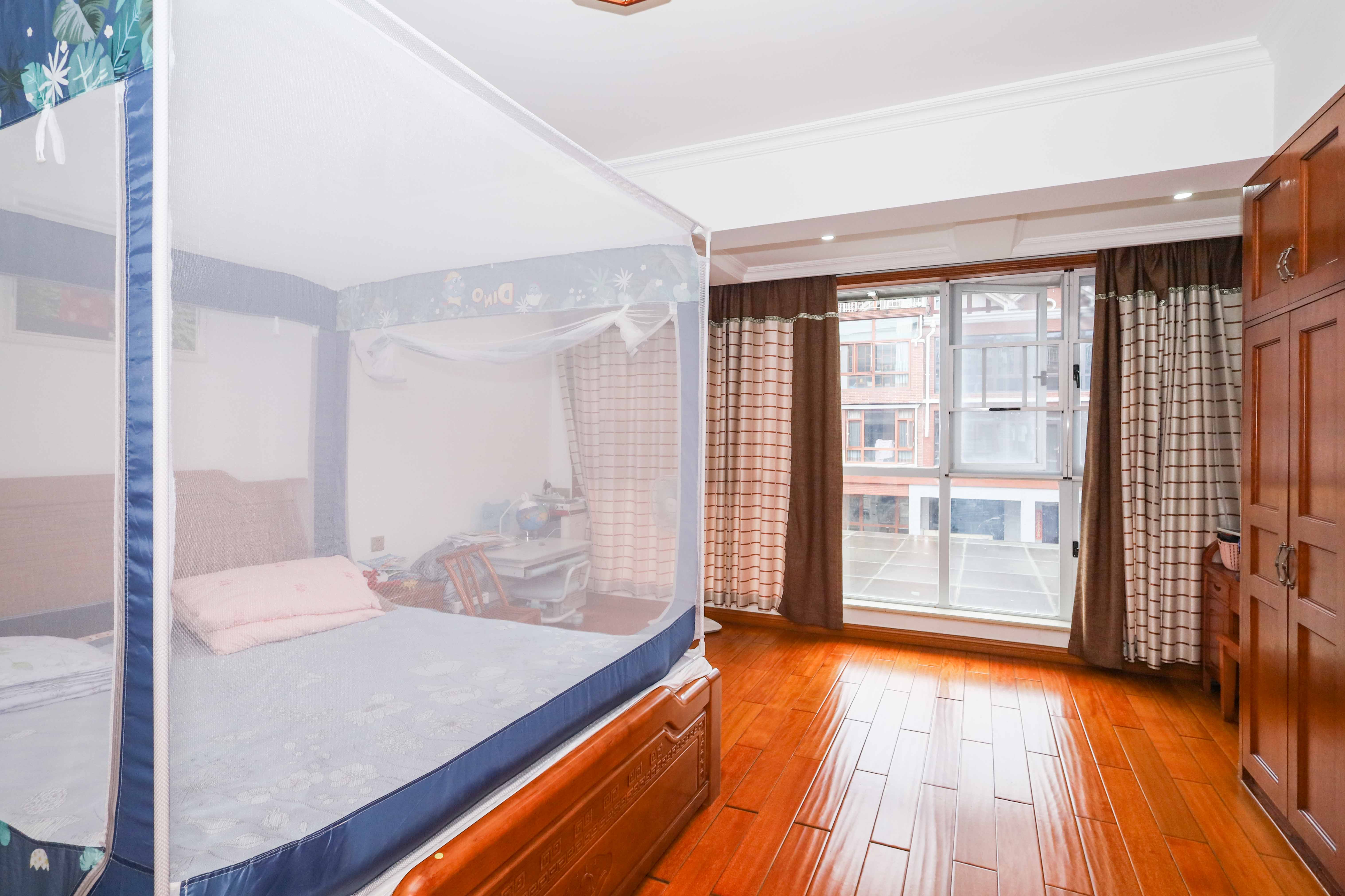 山水英伦  5室2厅3卫   346.00万 山水英伦  5室2厅3卫   346.00万卧室