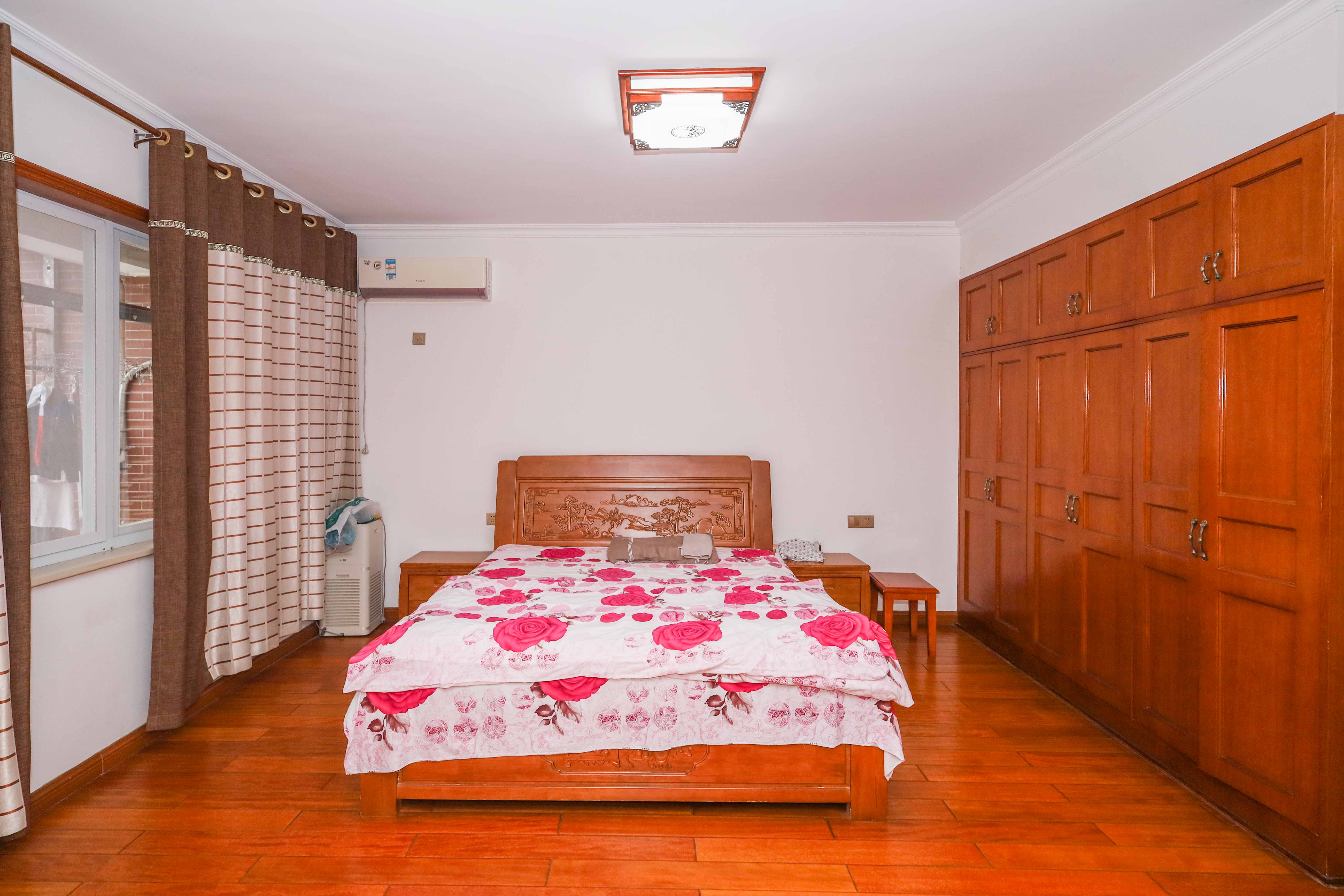 山水英伦  5室2厅3卫   346.00万 山水英伦  5室2厅3卫   346.00万卧室