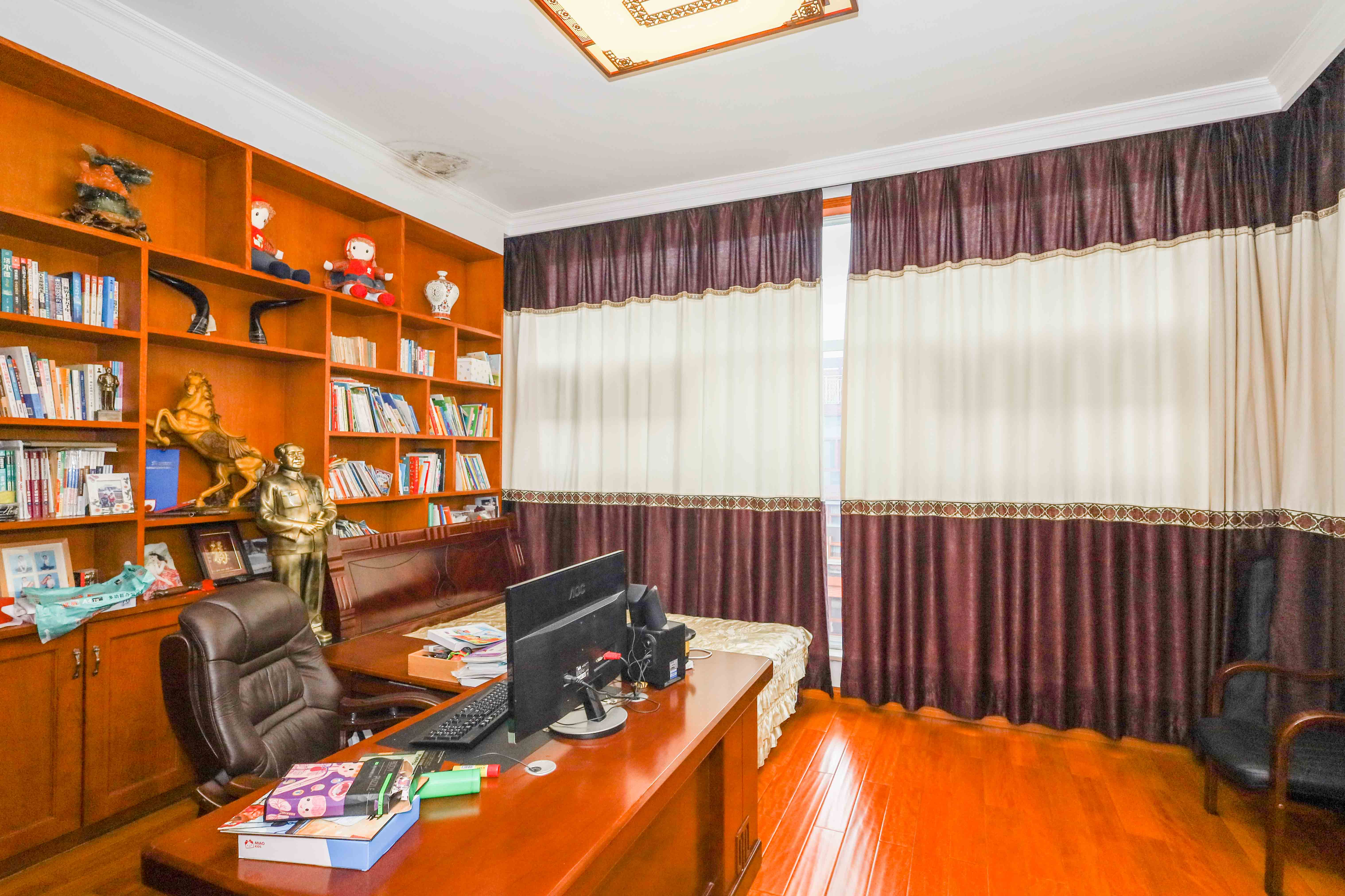 山水英伦  5室2厅3卫   346.00万 山水英伦  5室2厅3卫   346.00万卧室