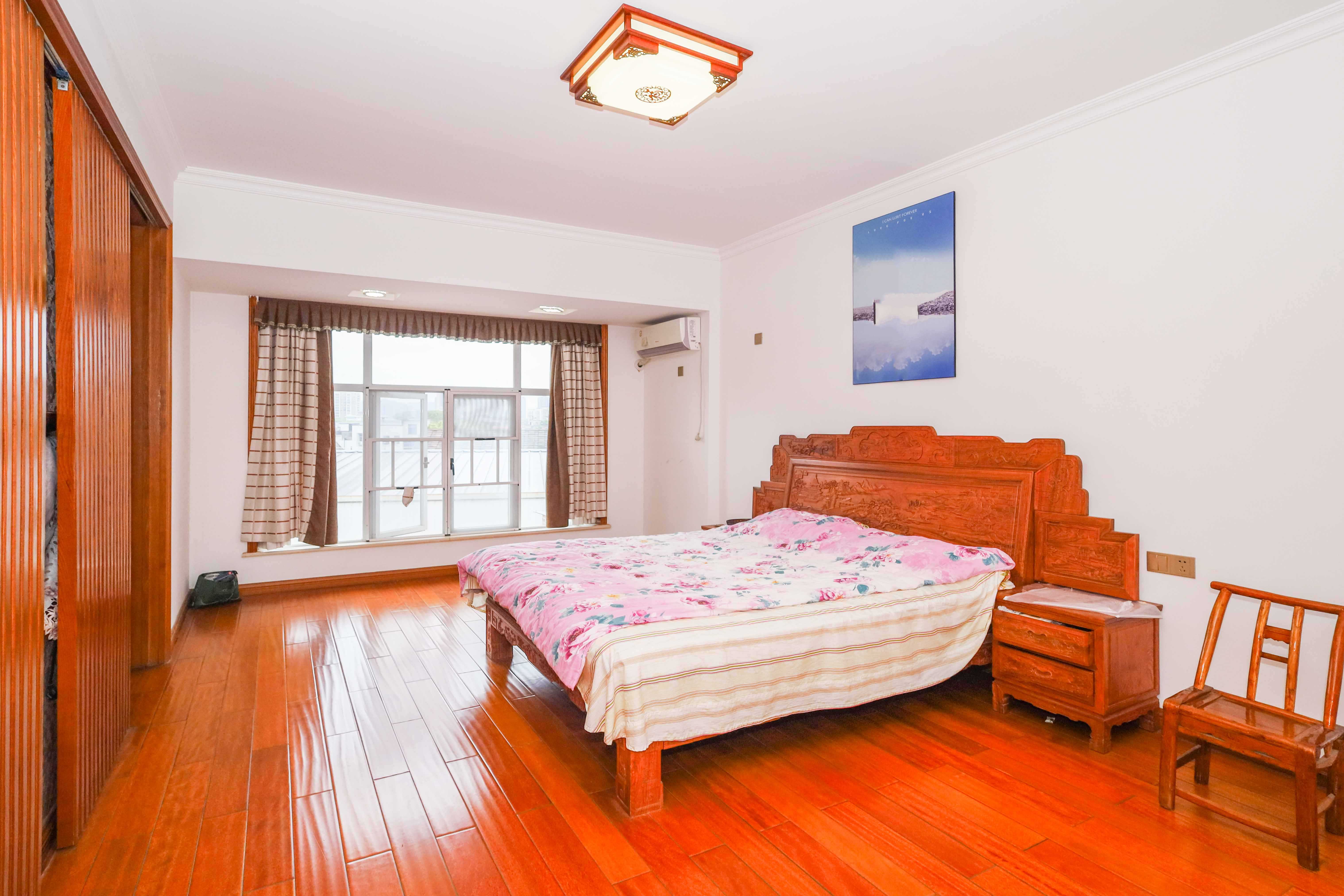 山水英伦  5室2厅3卫   346.00万 山水英伦  5室2厅3卫   346.00万卧室