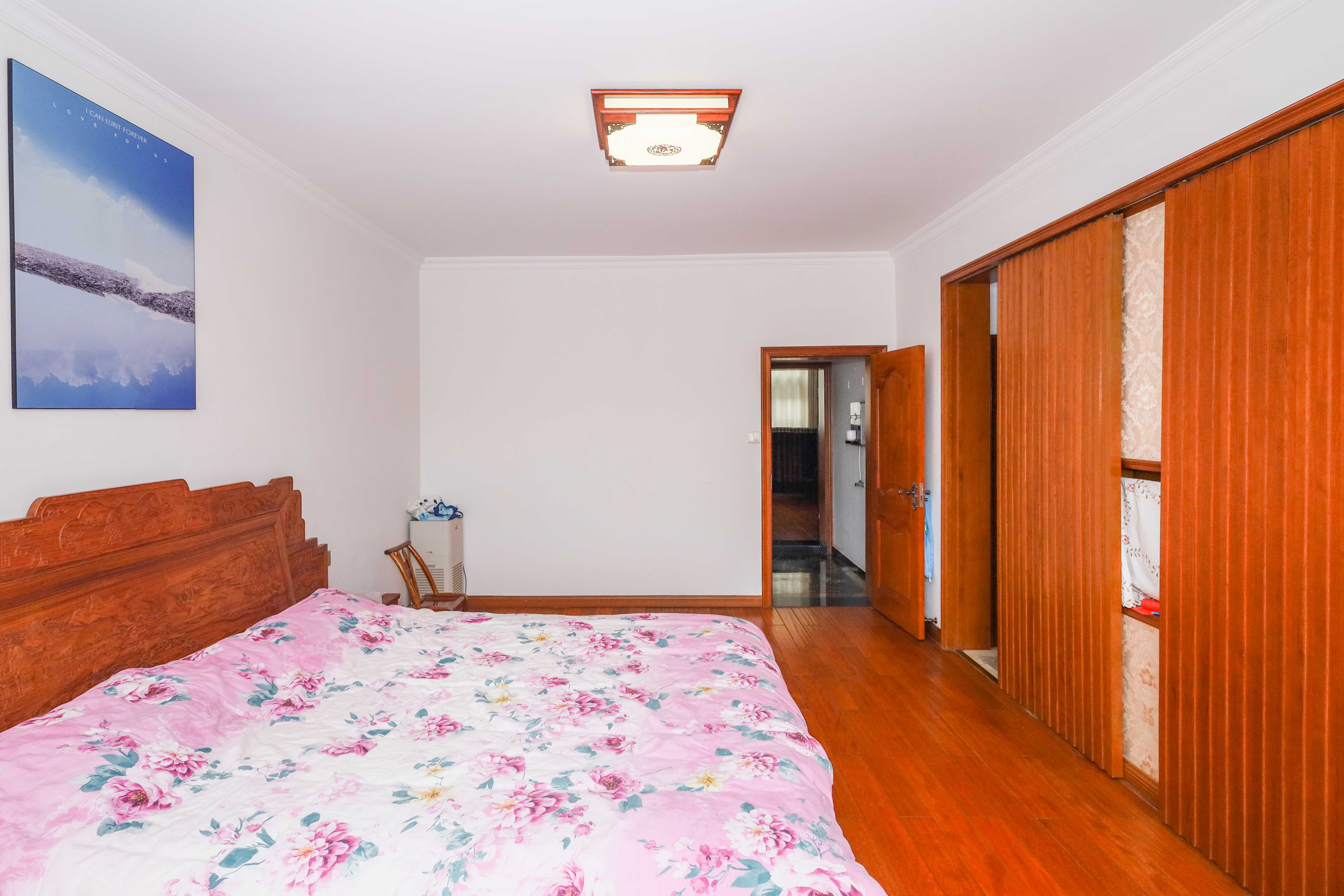 山水英伦  5室2厅3卫   346.00万 山水英伦  5室2厅3卫   346.00万卧室