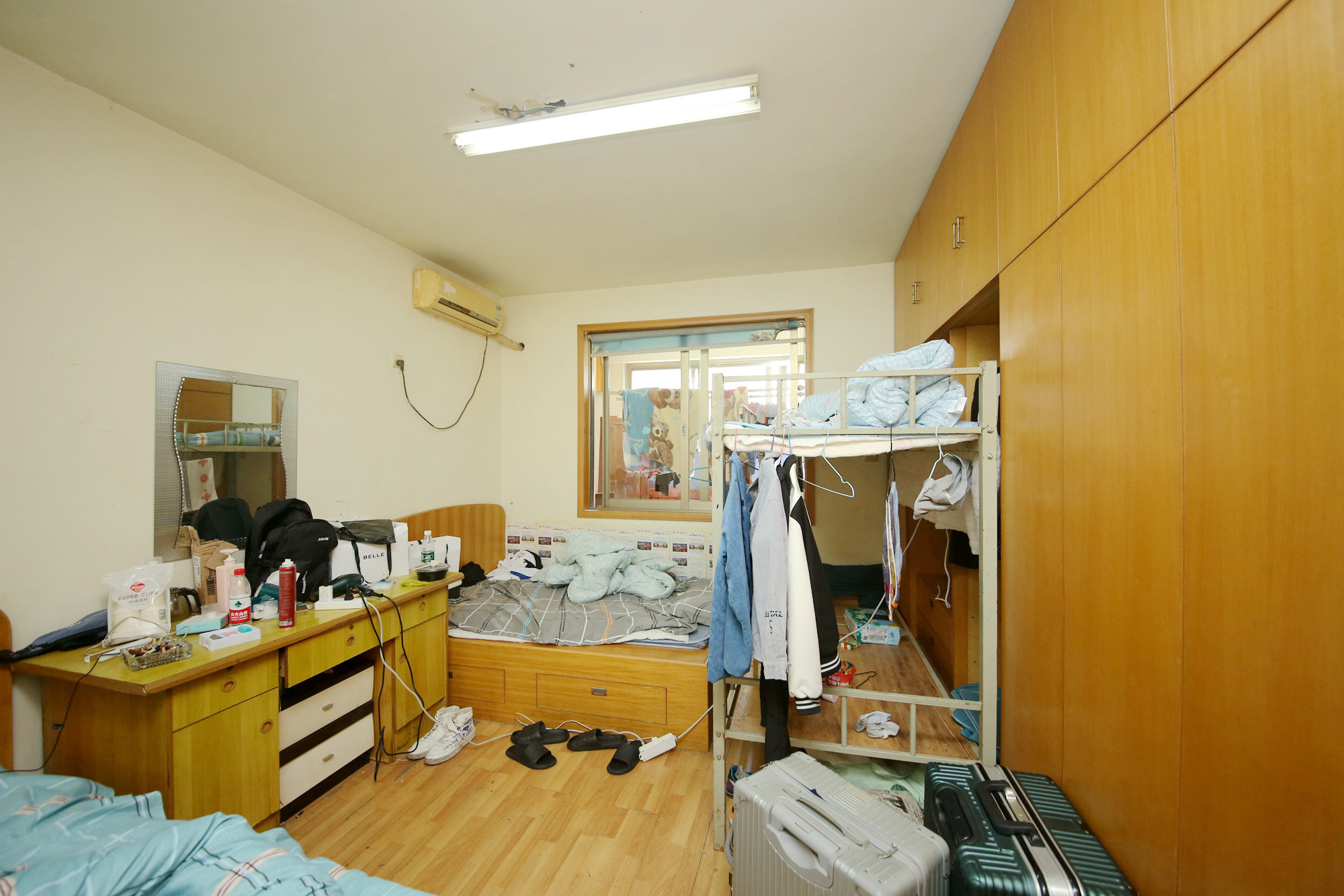 通发公寓  3室2厅2卫   140.00万卧室