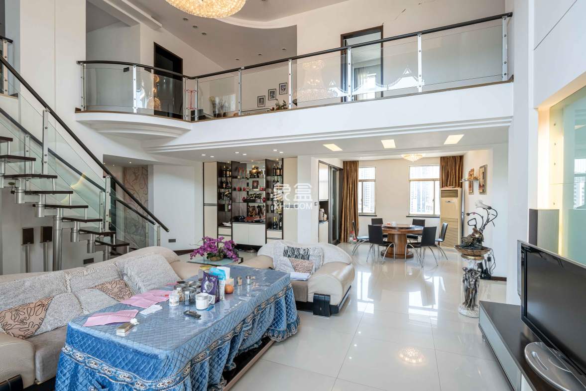 新星小区 7室2厅4卫 278.00万 新星小区 7室2厅4卫 278.00万客厅