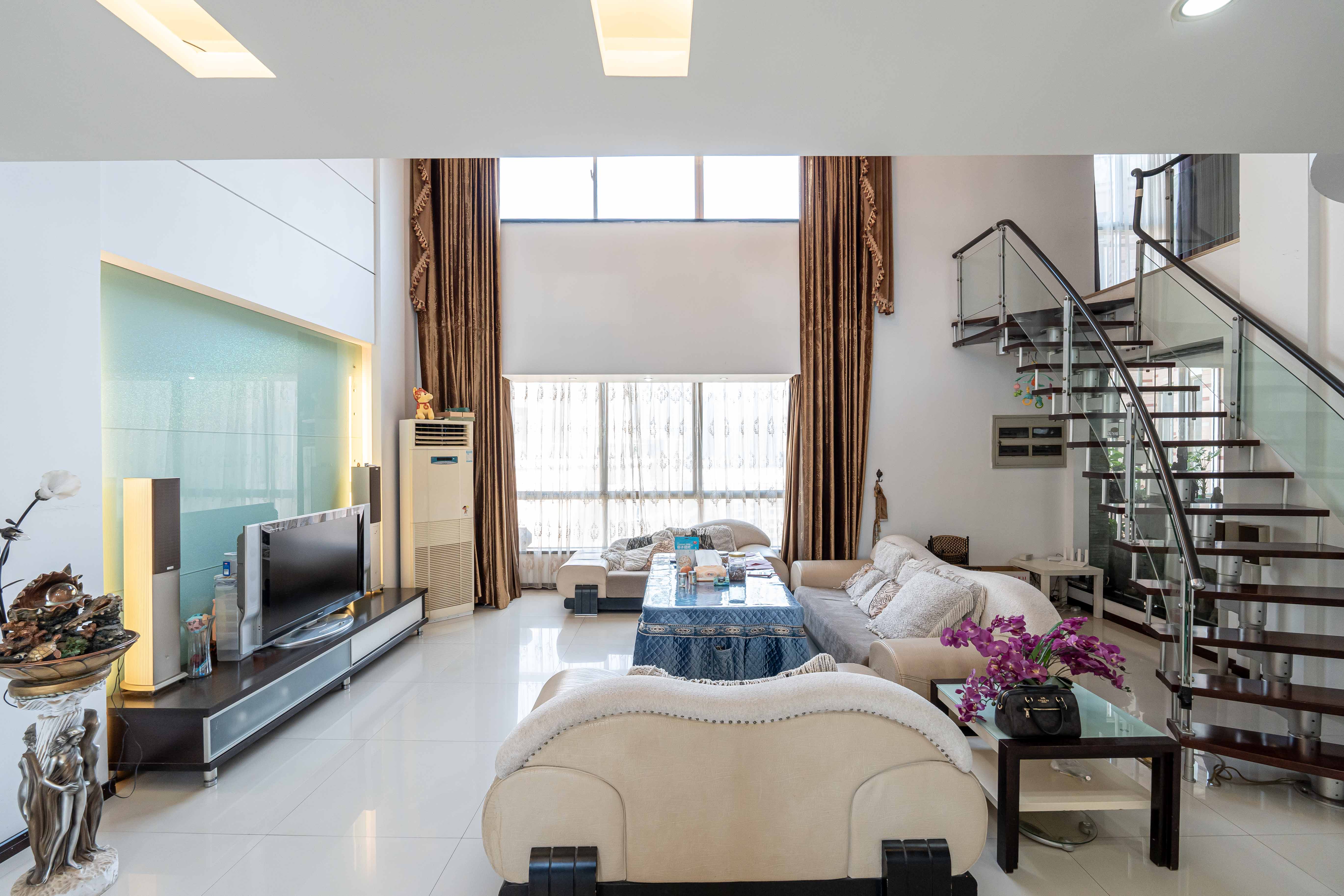 新星小区 7室2厅4卫 278.00万 新星小区 7室2厅4卫 278.00万客厅