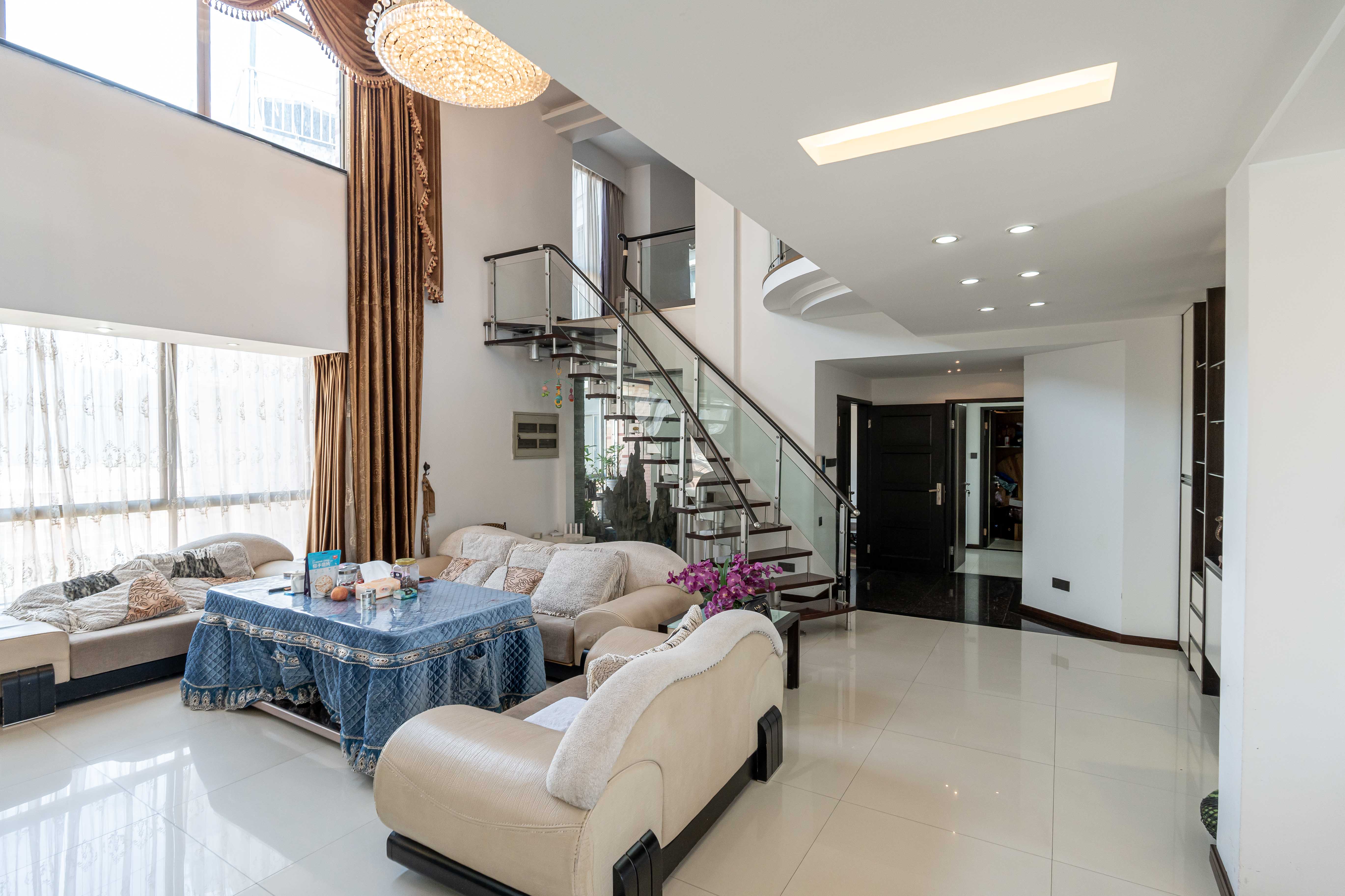 新星小区 7室2厅4卫 278.00万 新星小区 7室2厅4卫 278.00万客厅