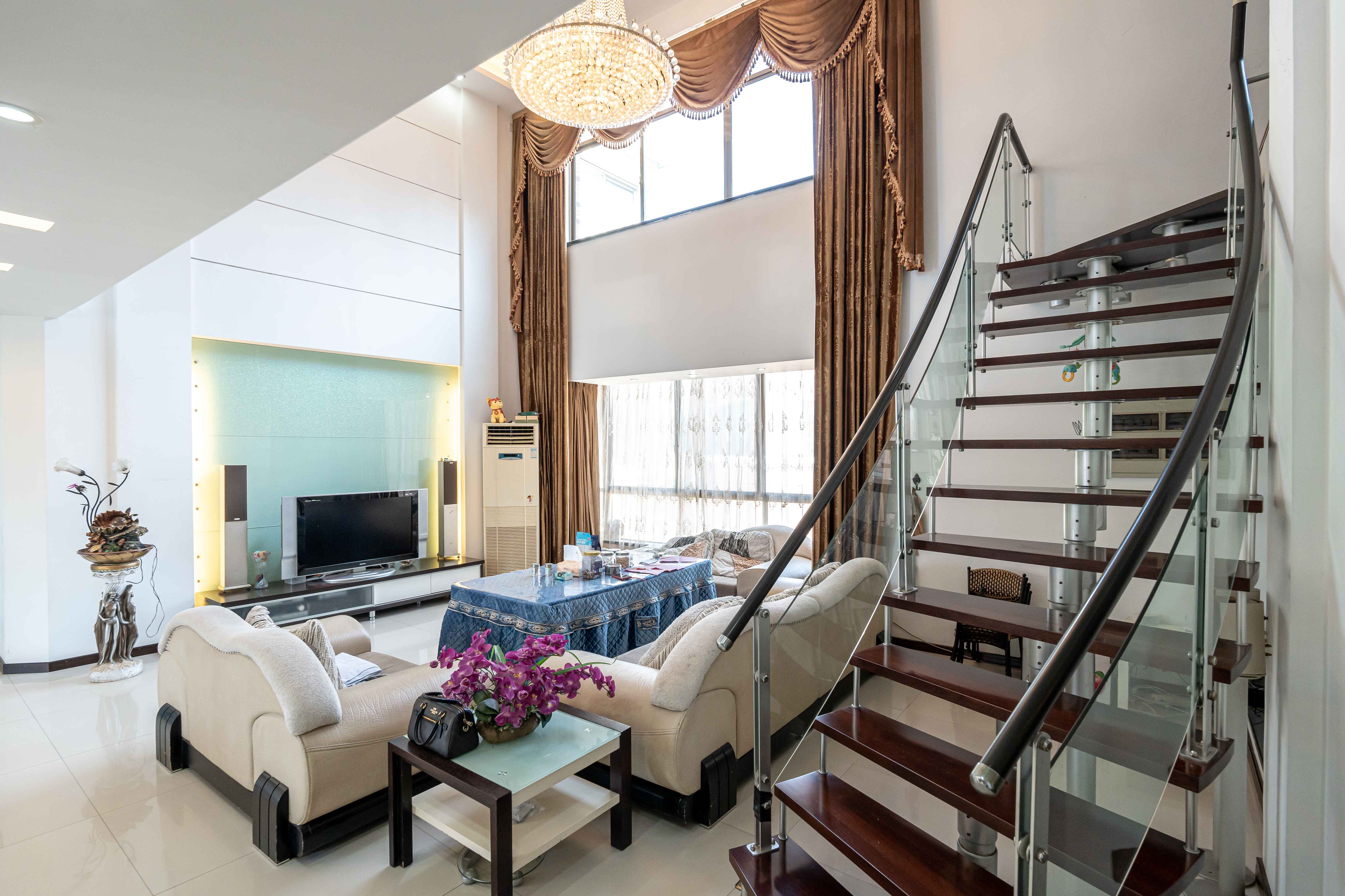 新星小区 7室2厅4卫 278.00万 新星小区 7室2厅4卫 278.00万客厅