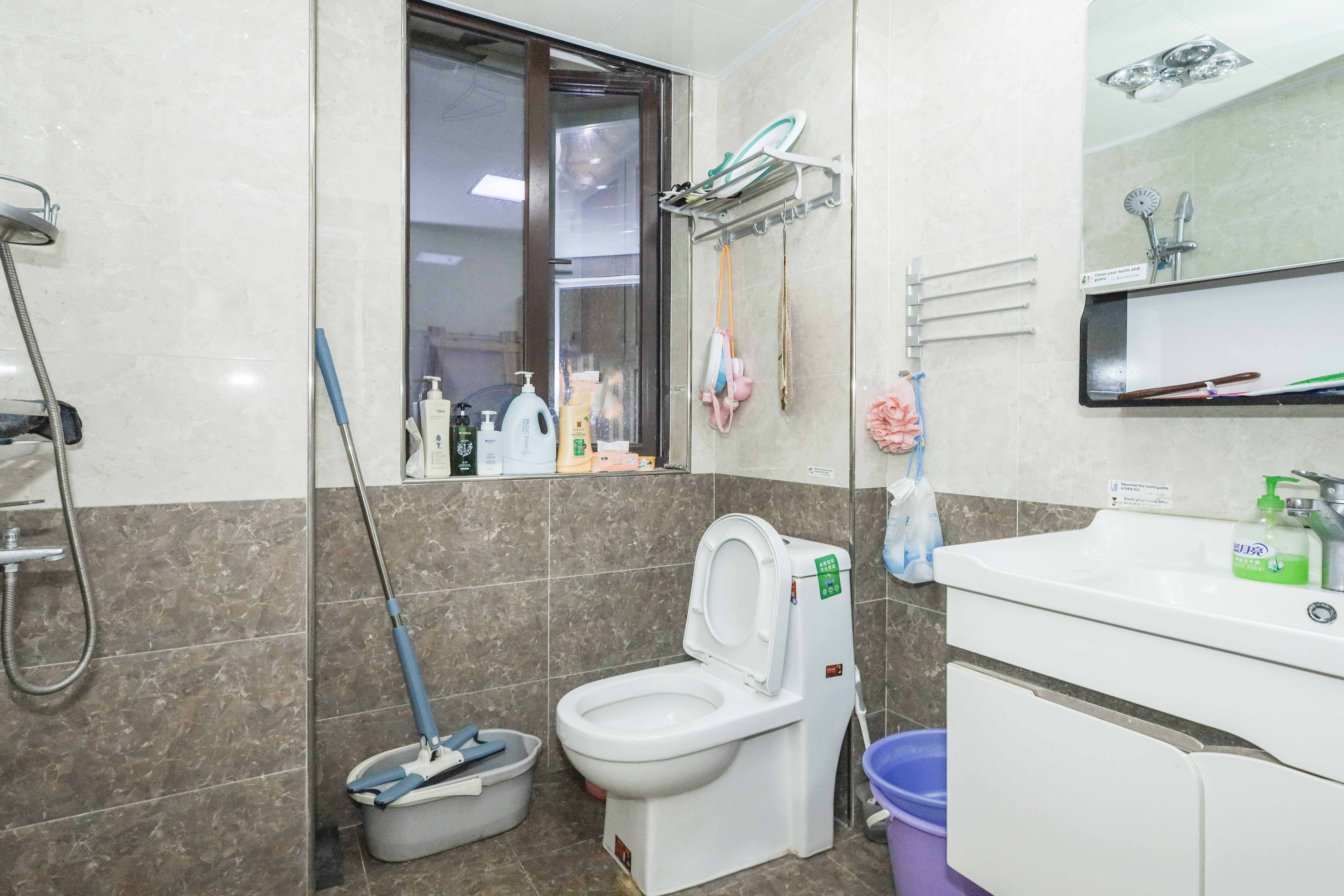 梅溪鑫苑名家  3室2厅1卫    115.0万卫生间