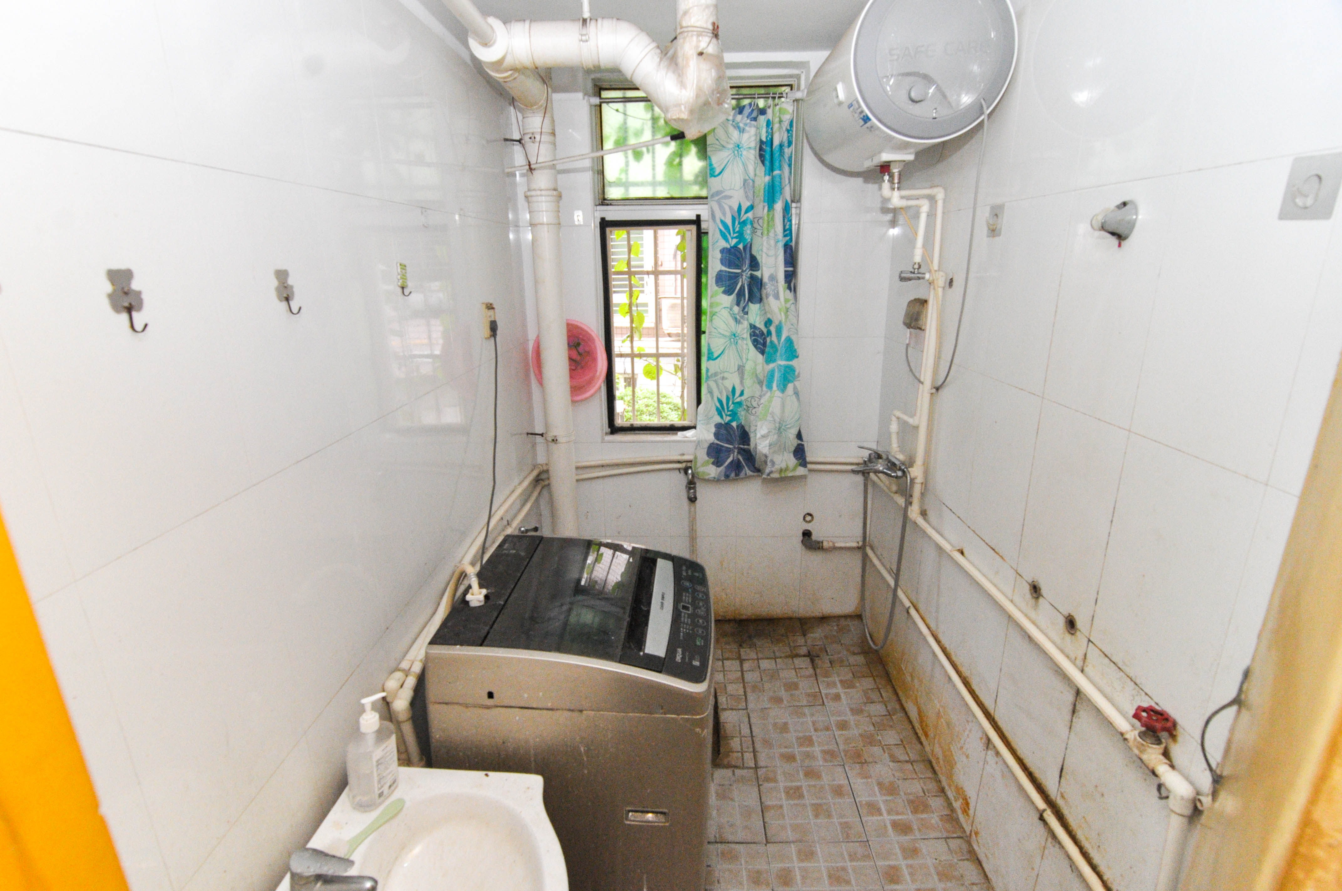 广厦新苑  4室2厅2卫   113.80万卫生间
