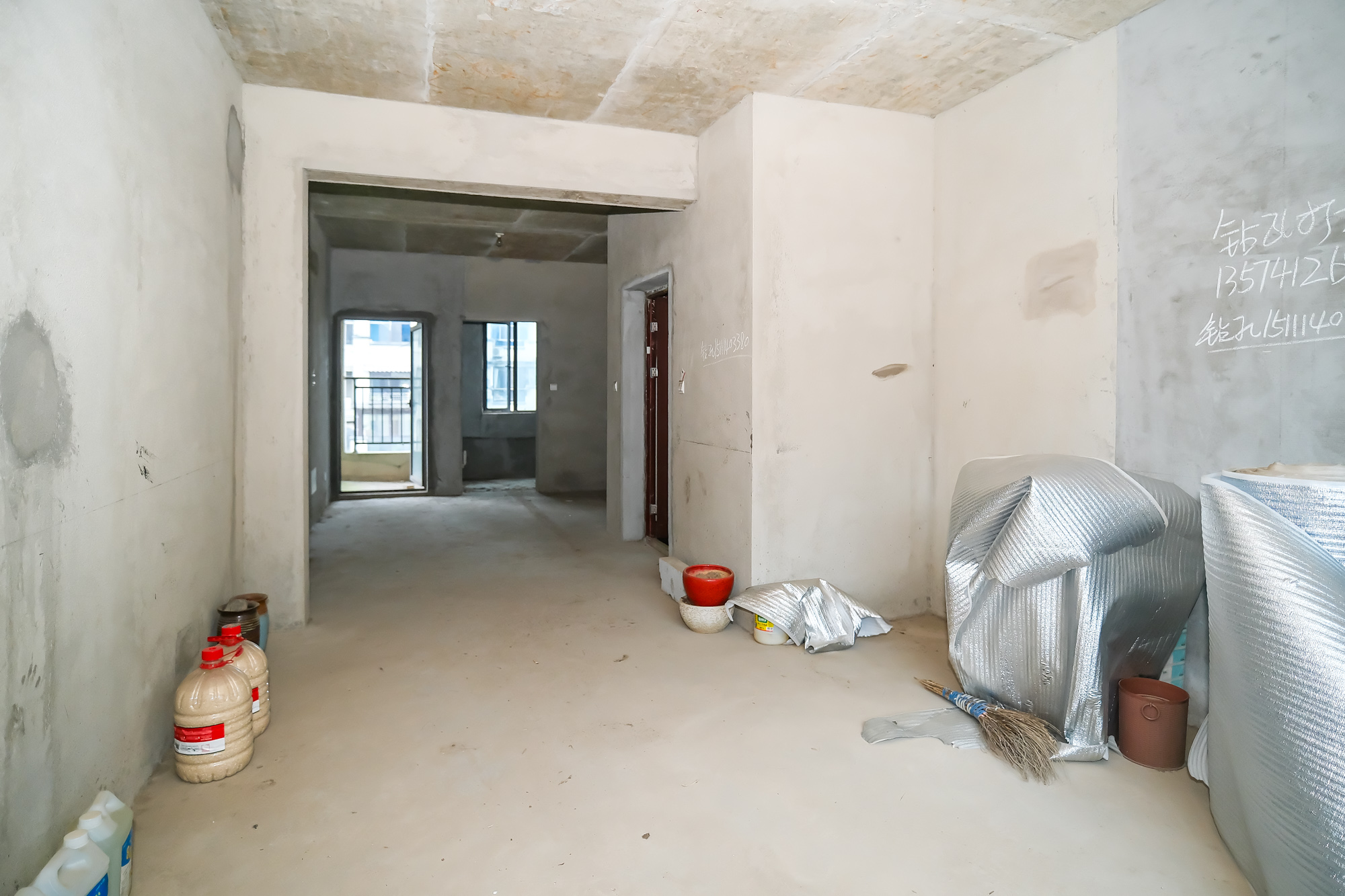 艾美潇湘  3室2厅1卫   73.80万 艾美潇湘  3室2厅1卫   73.80万客厅