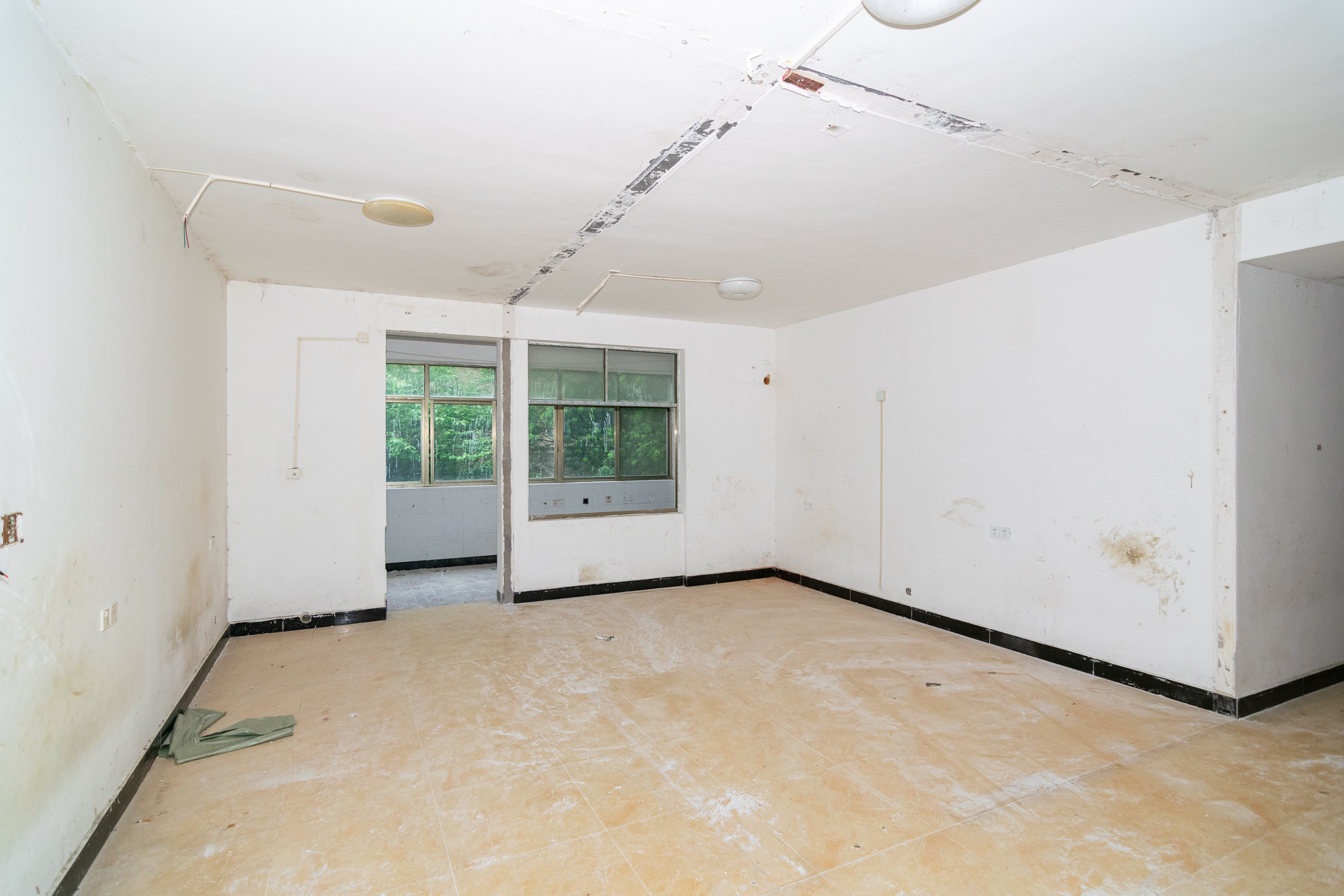 思源小区  4室2厅2卫    124.74万 思源小区  4室2厅2卫    124.74万客厅