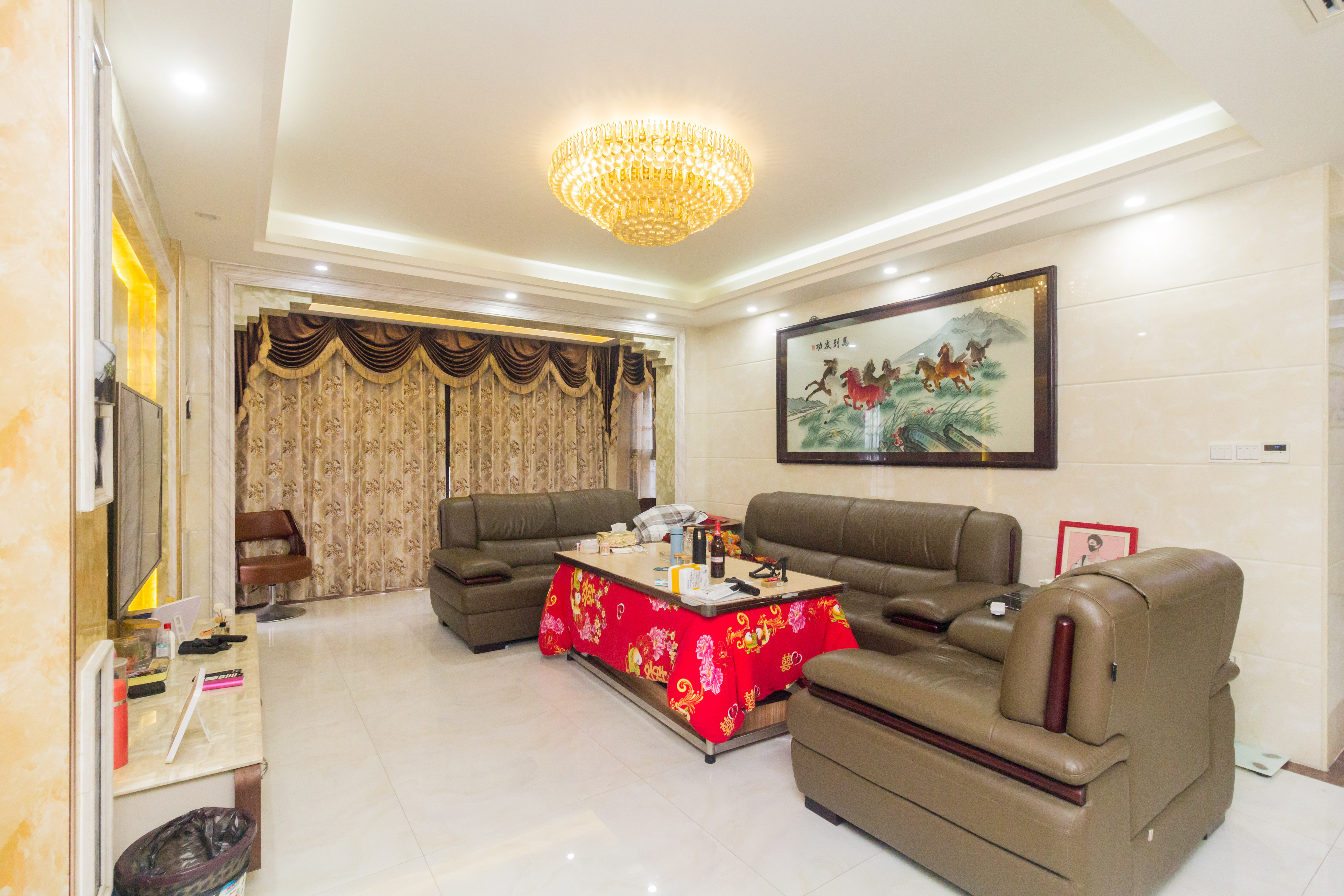 康桥长郡 4室2厅1卫 102.00万 康桥长郡 4室2厅1卫 102.00万客厅