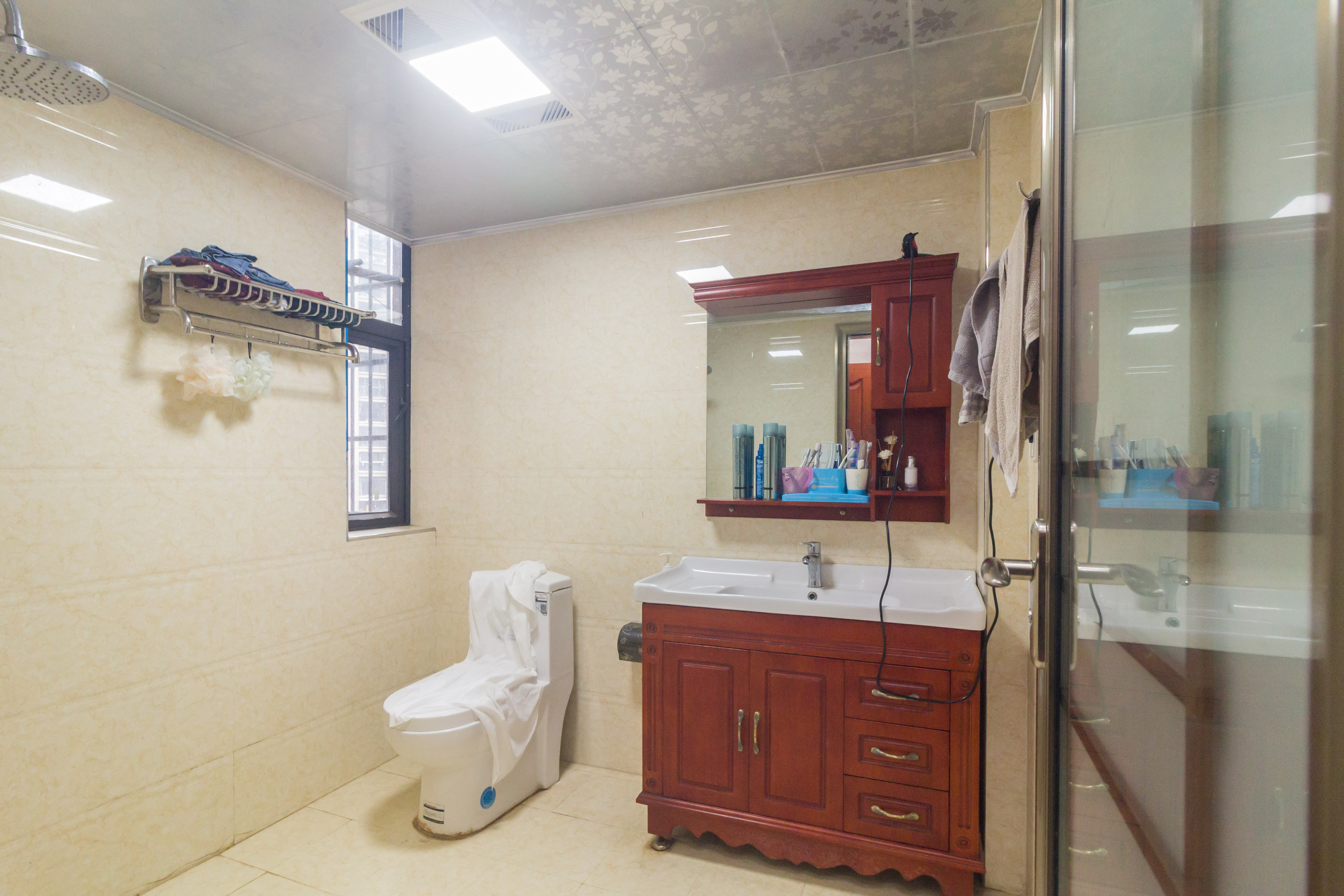 康桥长郡 4室2厅1卫 102.00万 康桥长郡 4室2厅1卫 102.00万卫生间