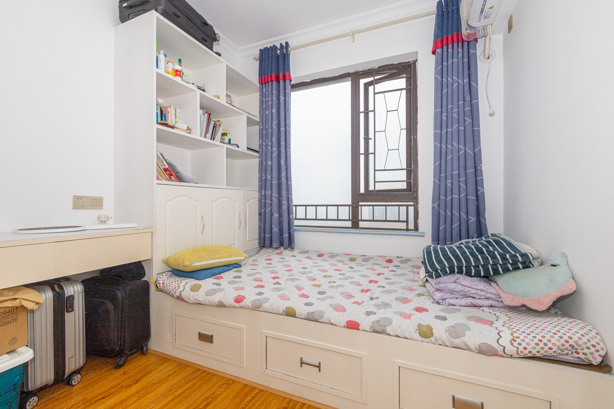 华润五彩城  3室1厅1卫    85.0万 华润五彩城  3室1厅1卫    85.0万卧室