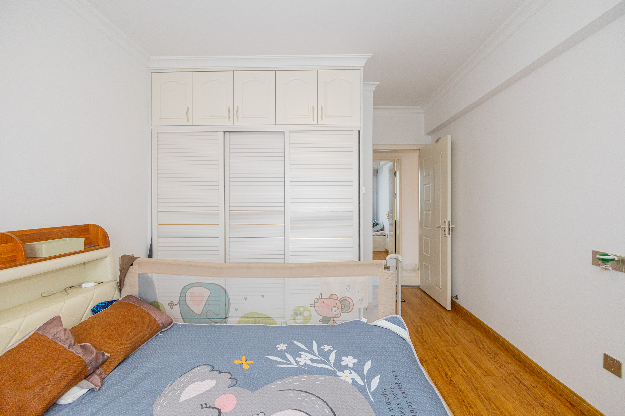 华润五彩城  3室1厅1卫    85.0万 华润五彩城  3室1厅1卫    85.0万卧室