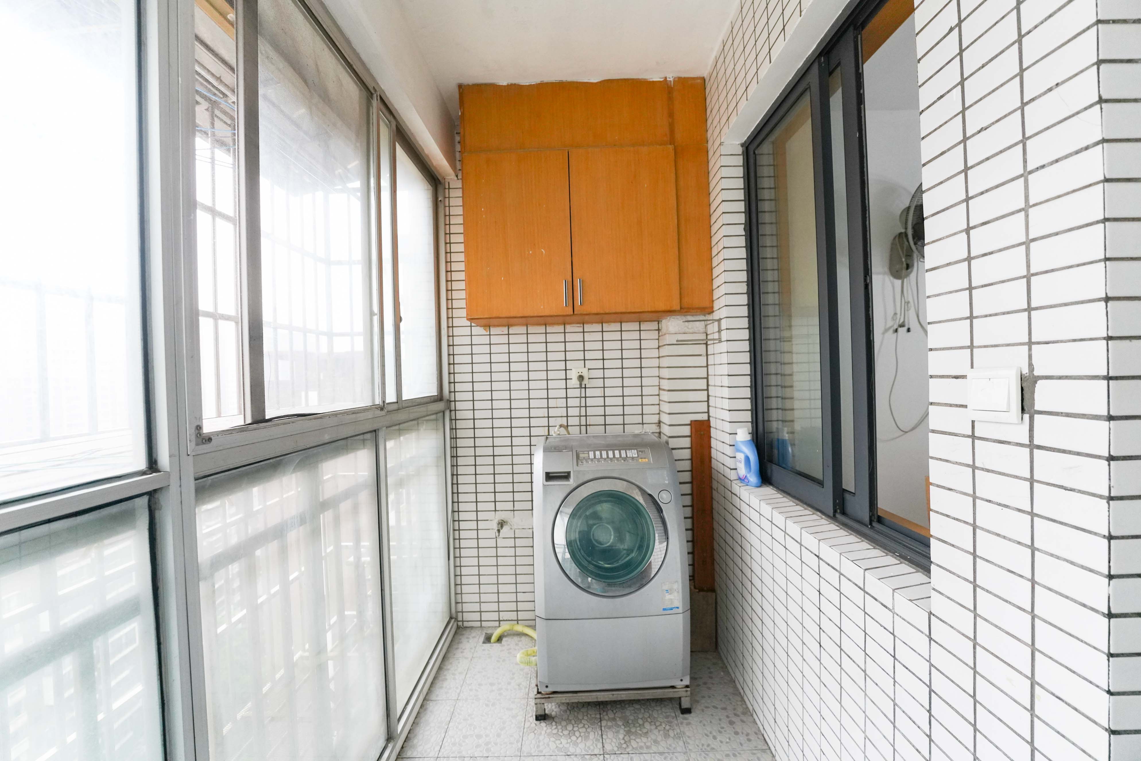 满庭芳小区  3室2厅2卫    130.0万阳台