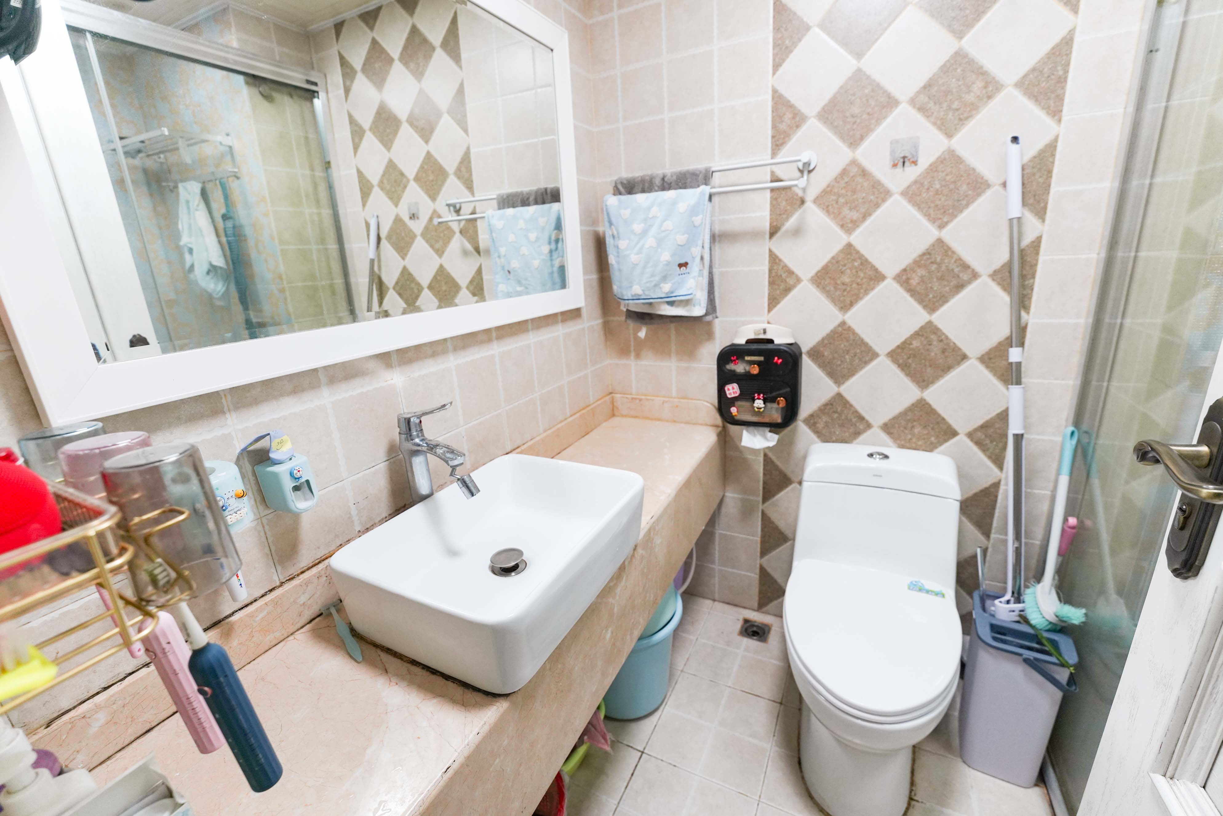 宏聚地中海 3室2厅1卫 86.0万 宏聚地中海 3室2厅1卫 86.0万卫生间