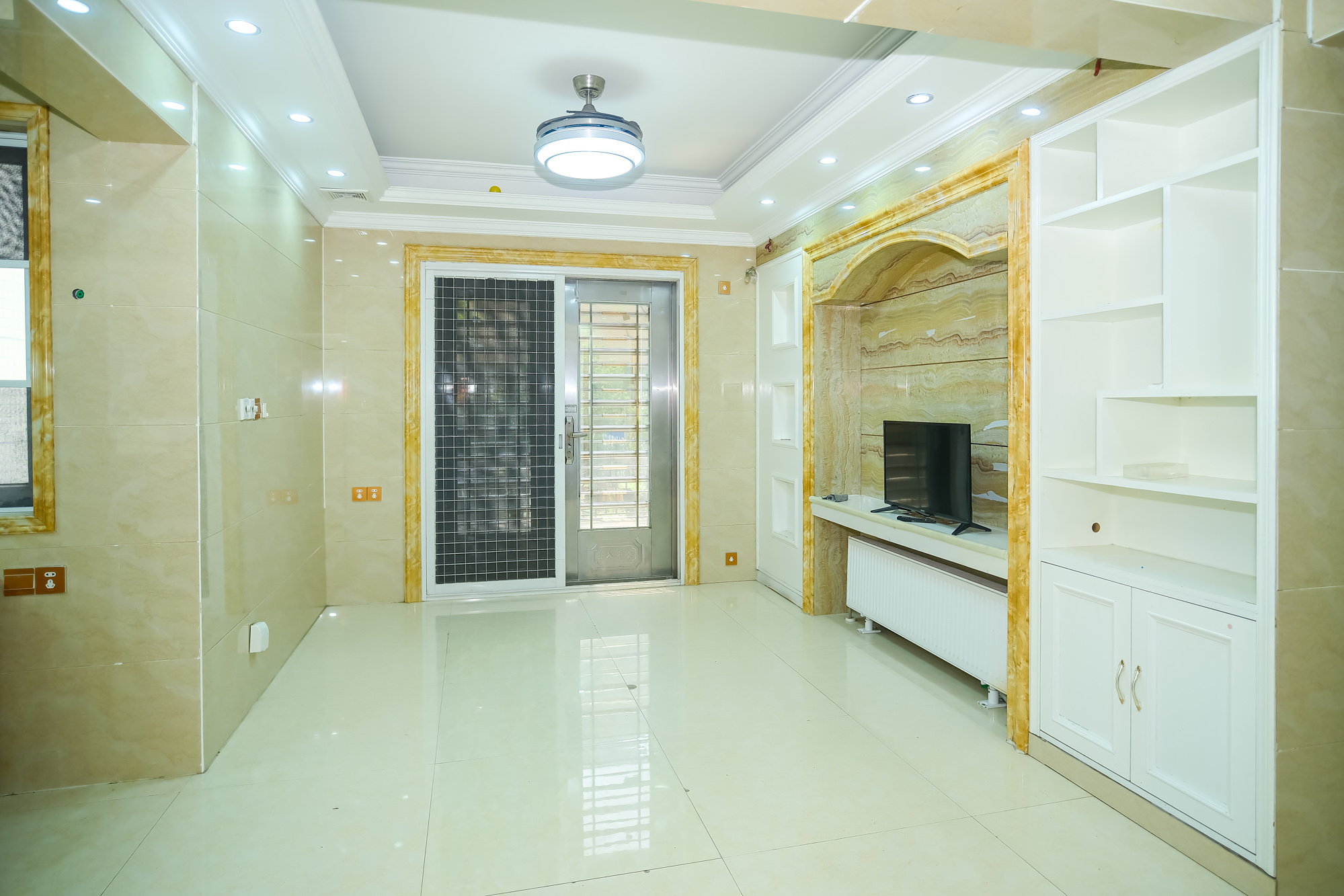 保利香槟国际 3室2厅2卫 90.80万 保利香槟国际 3室2厅2卫 90.80万客厅