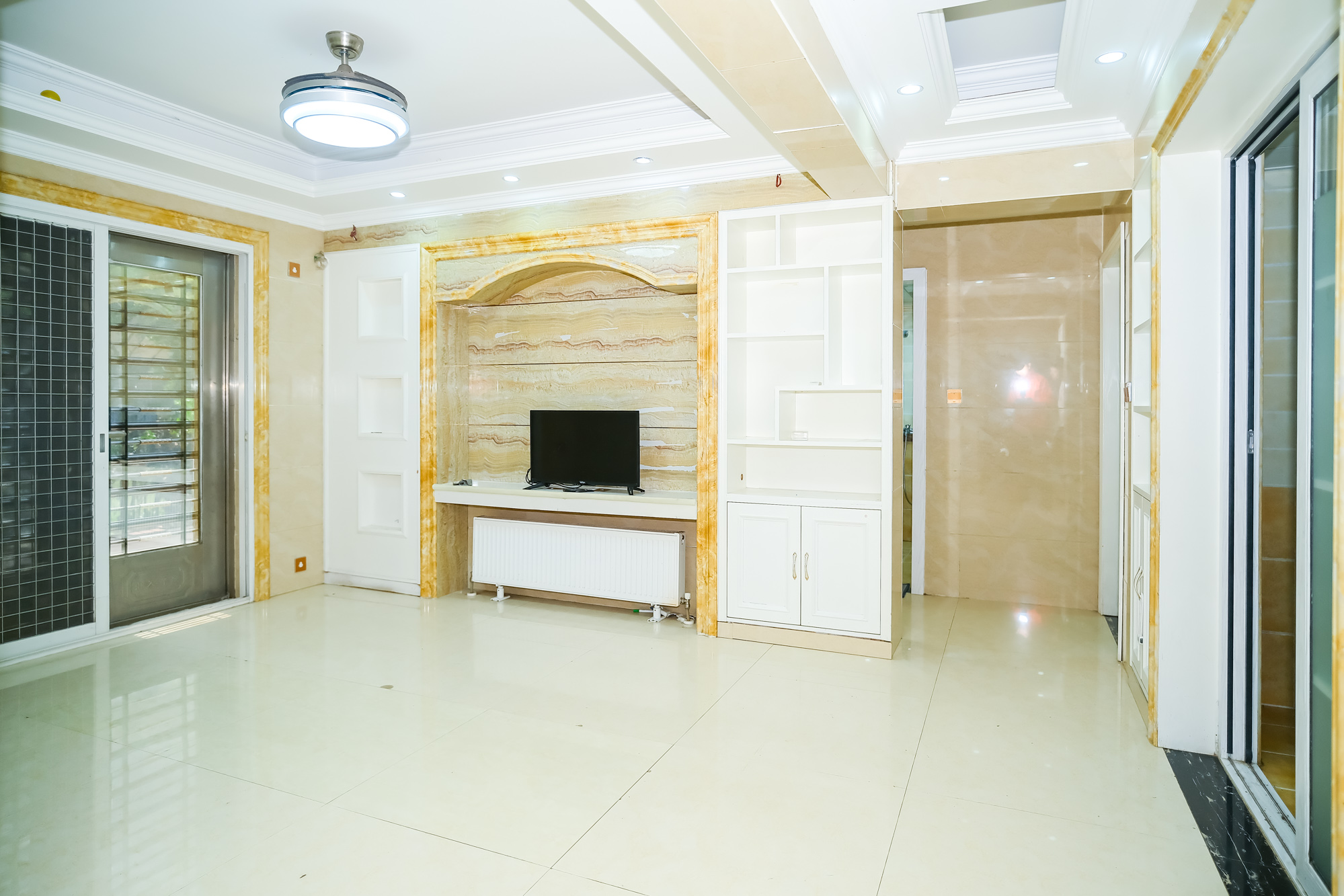 保利香槟国际 3室2厅2卫 90.80万 保利香槟国际 3室2厅2卫 90.80万客厅