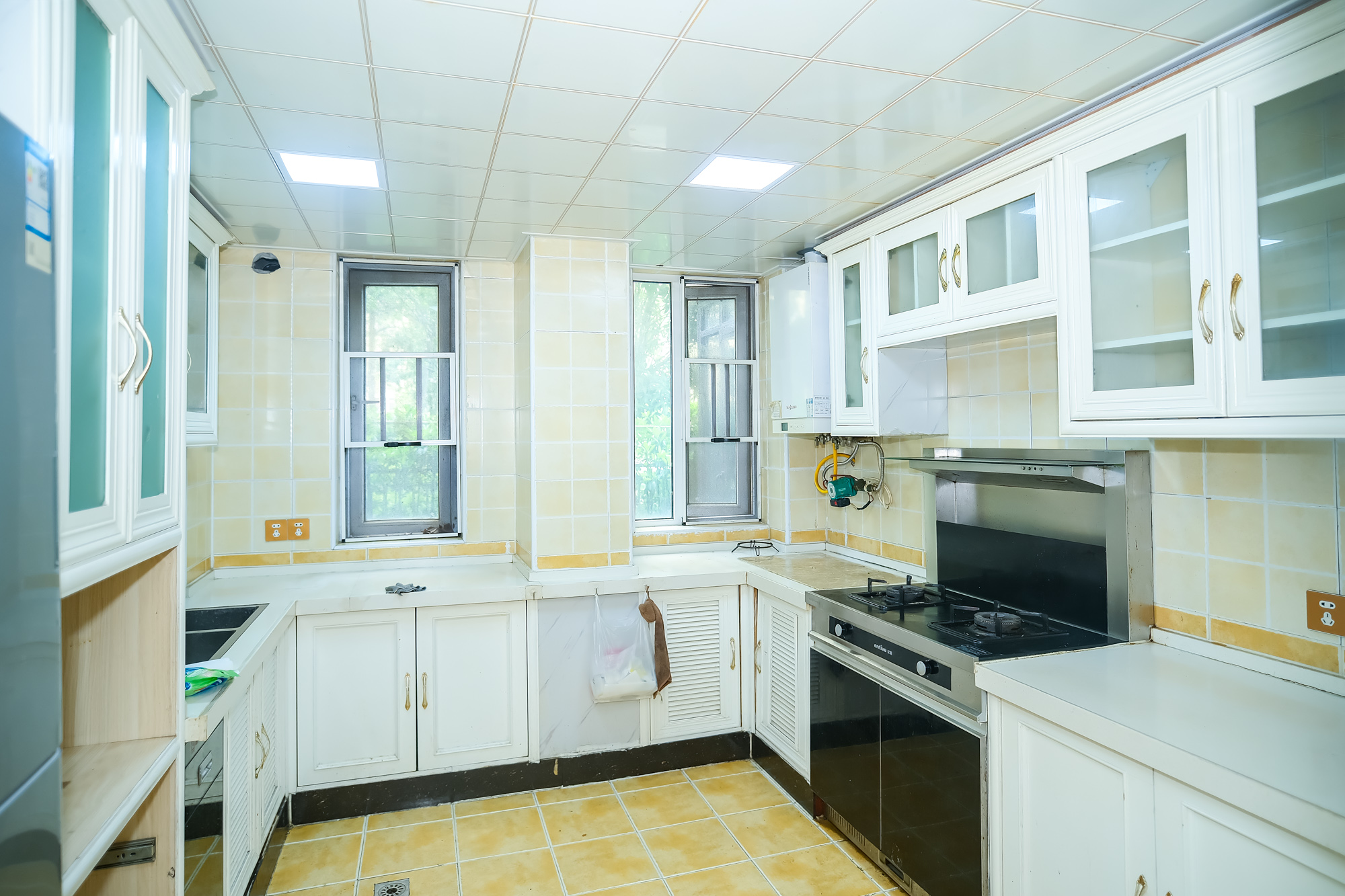 保利香槟国际 3室2厅2卫 90.80万 保利香槟国际 3室2厅2卫 90.80万厨房