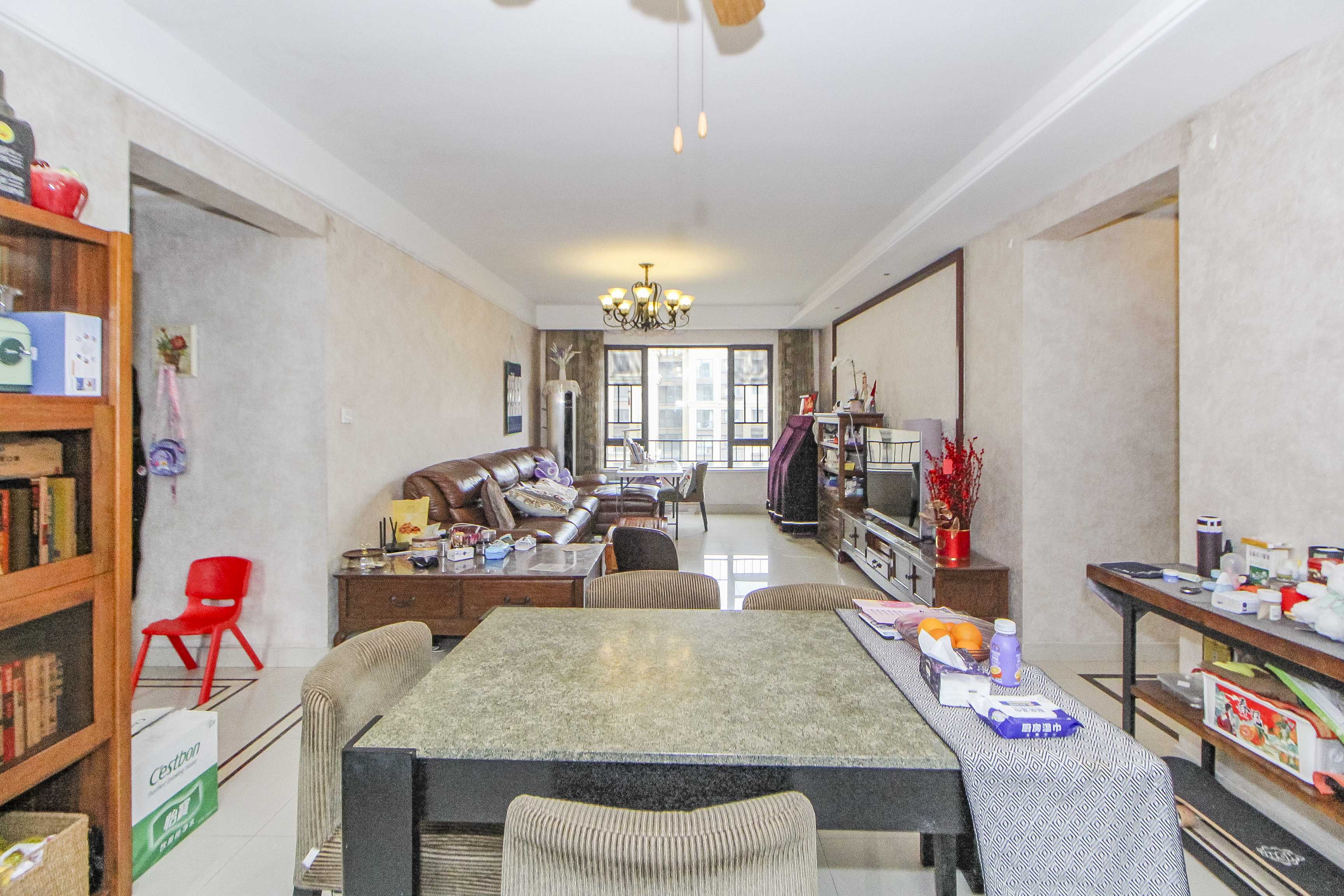 中海国际三期  4室2厅2卫    138.0万客厅