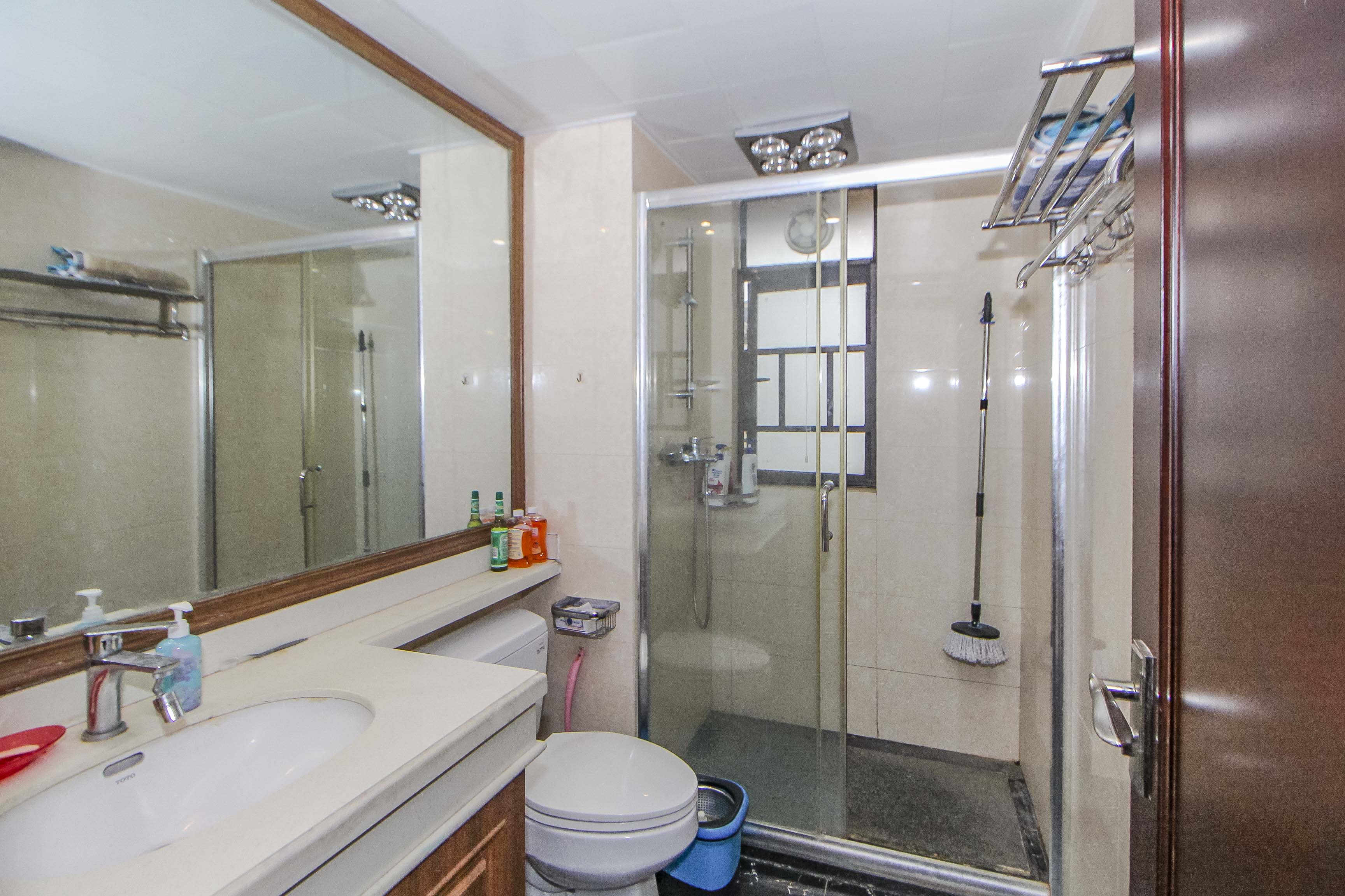 中海国际三期  4室2厅2卫    138.0万卫生间