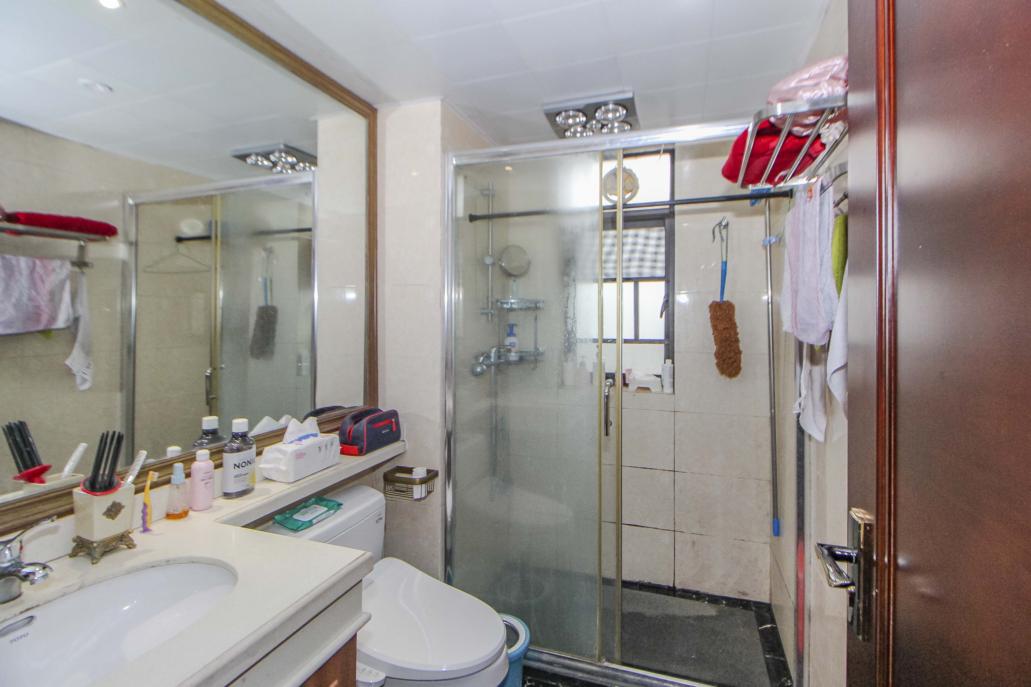 中海国际三期  4室2厅2卫    138.0万卫生间