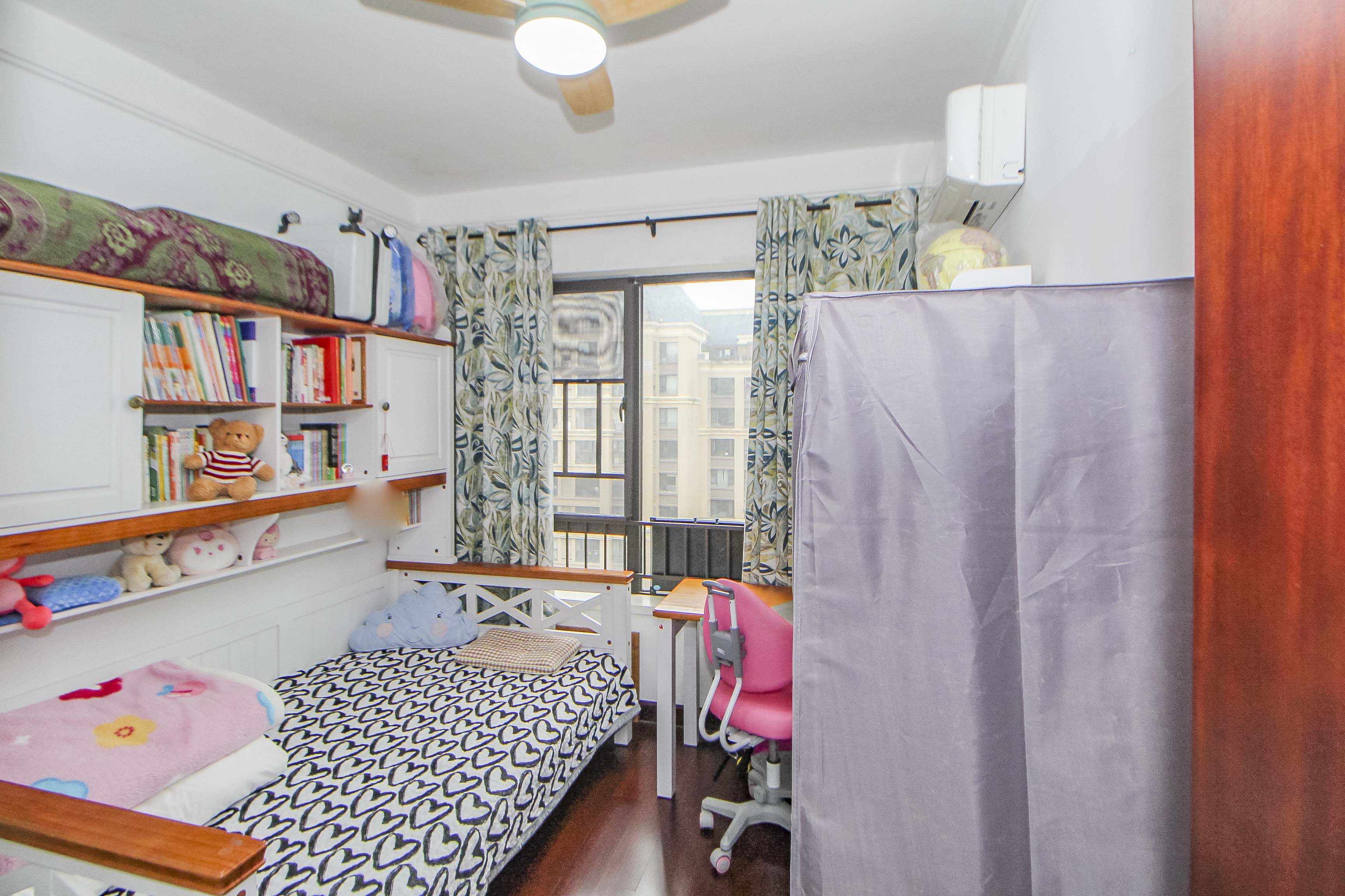 中海国际三期  4室2厅2卫    138.0万卧室