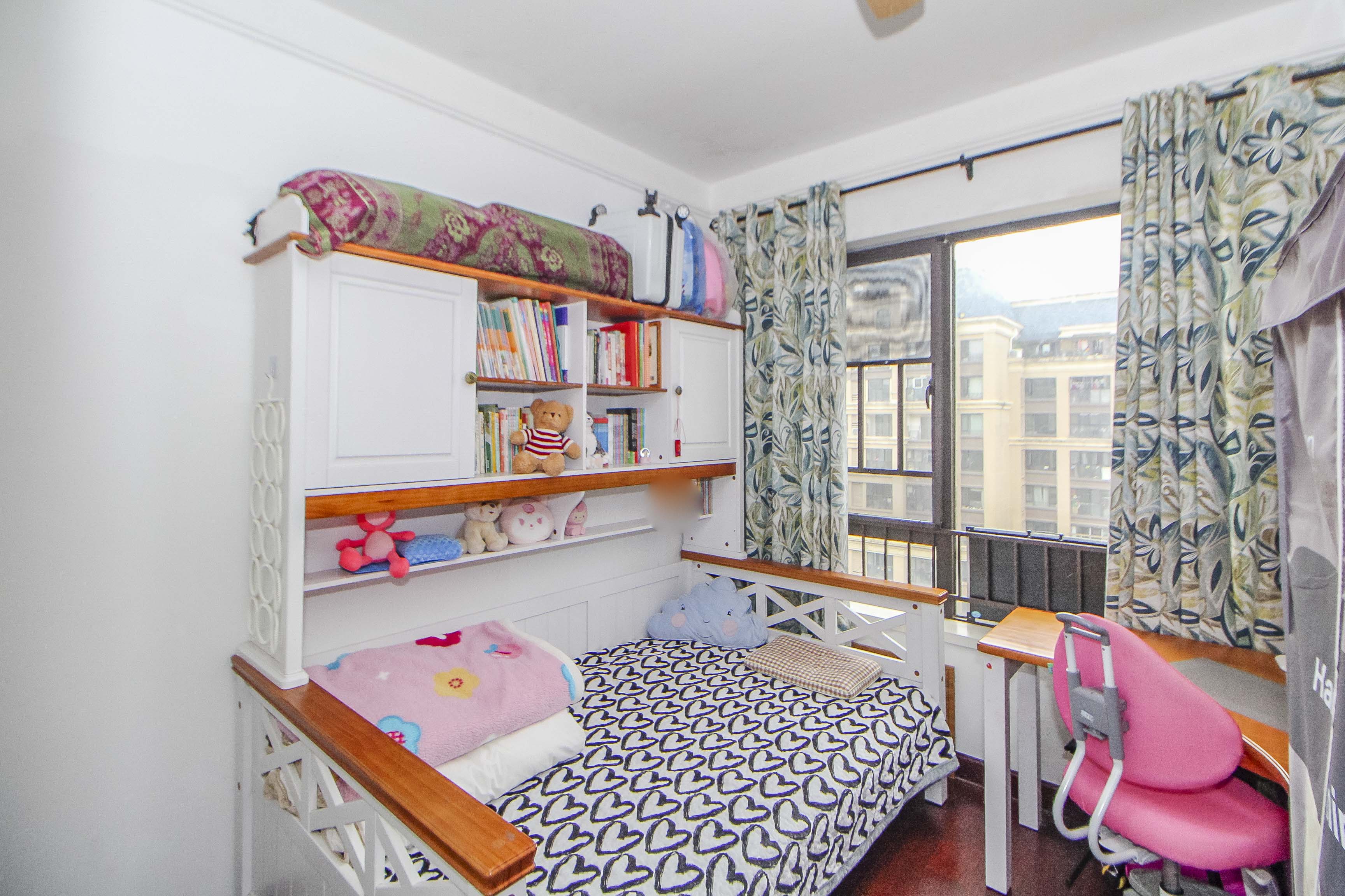 中海国际三期  4室2厅2卫    138.0万卧室