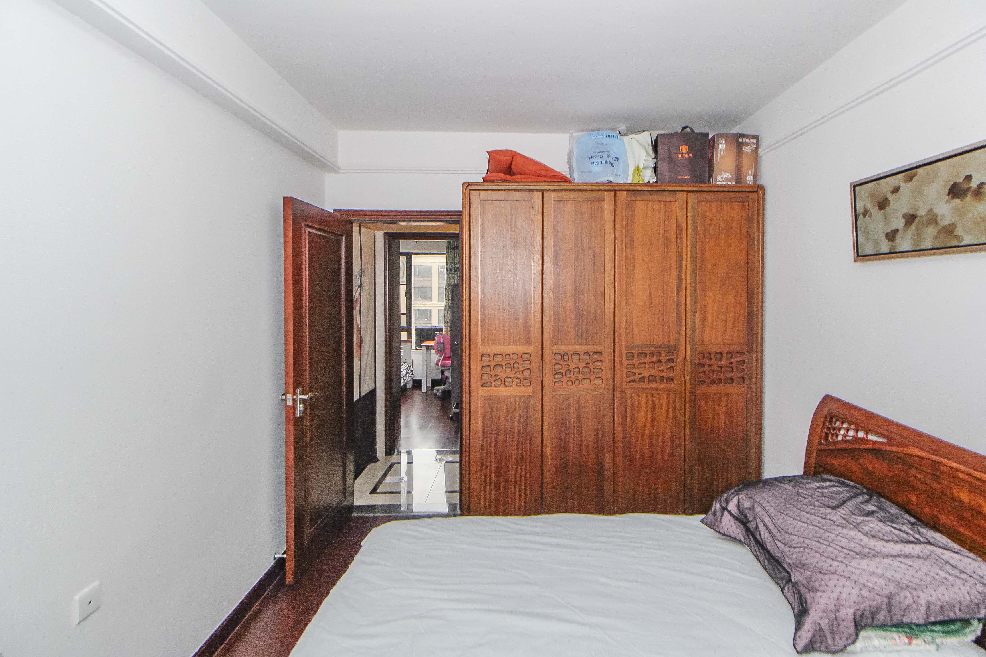 中海国际三期  4室2厅2卫    138.0万卧室