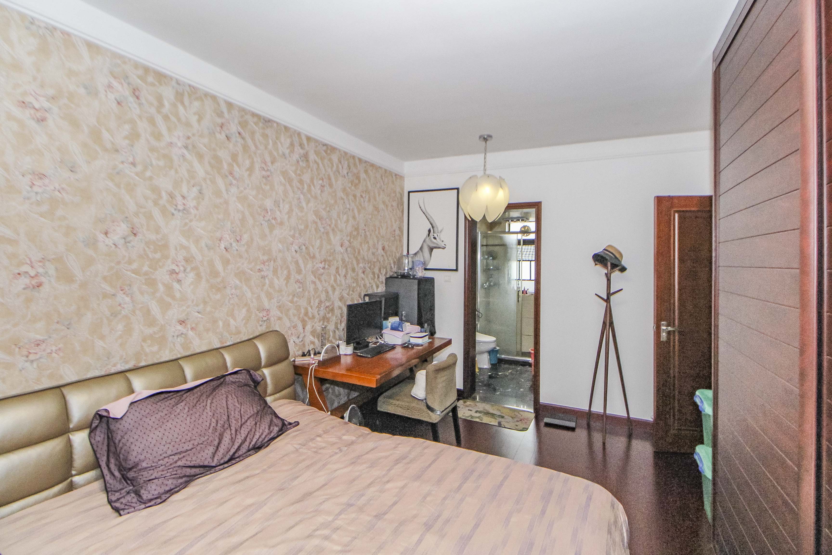 中海国际三期  4室2厅2卫    138.0万卧室