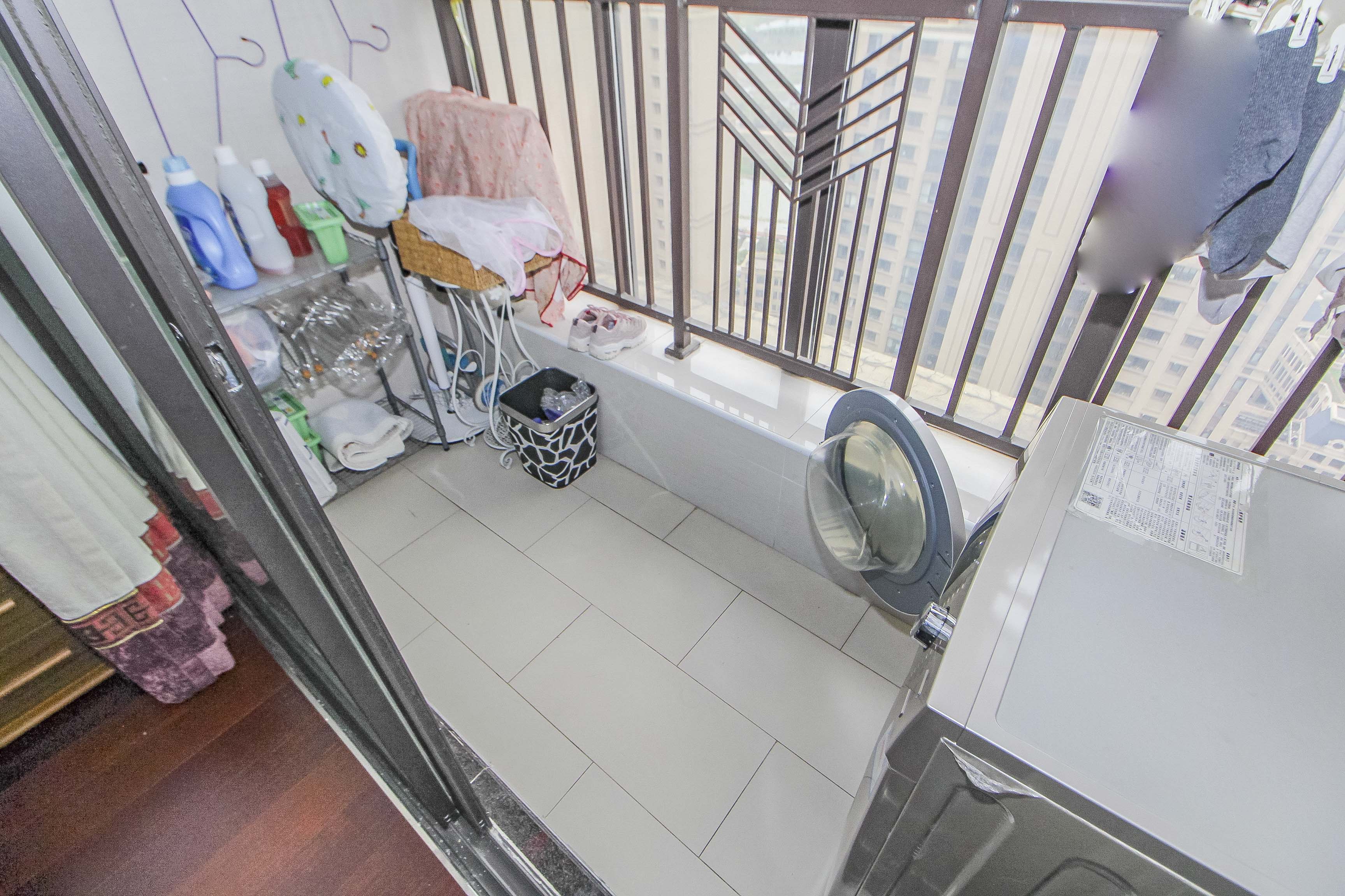 中海国际三期  4室2厅2卫    138.0万阳台