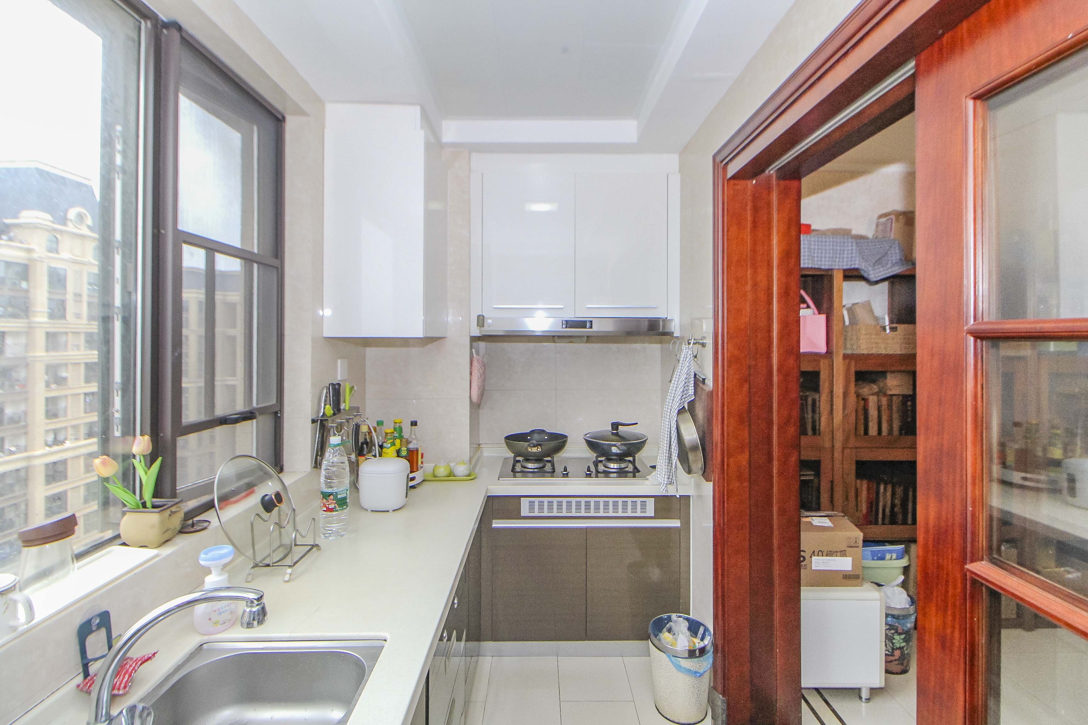 中海国际三期  4室2厅2卫    138.0万厨房